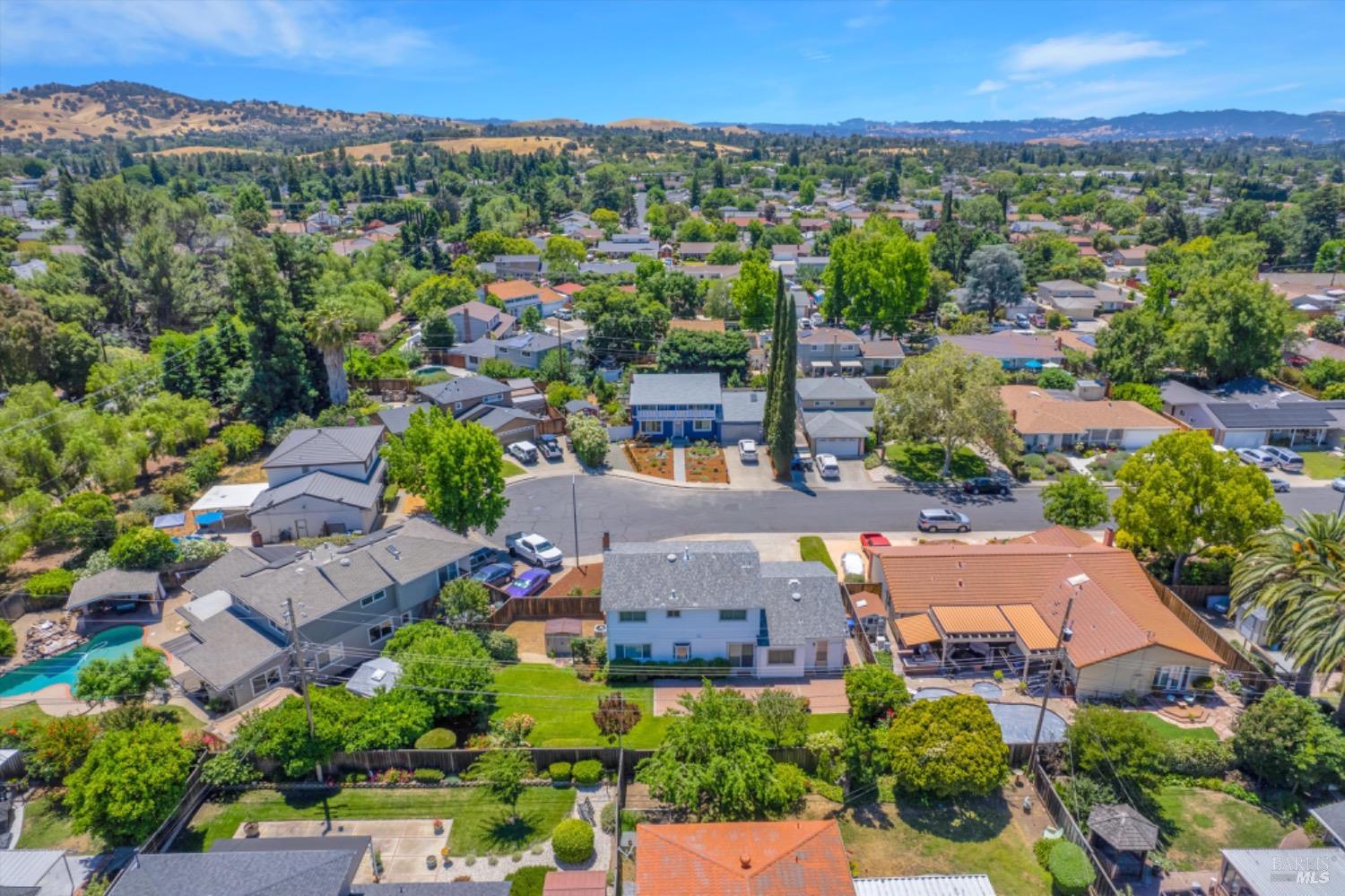 Detail Gallery Image 6 of 35 For 4665 Benbow Ct, Concord,  CA 94521 - 5 Beds | 2/1 Baths