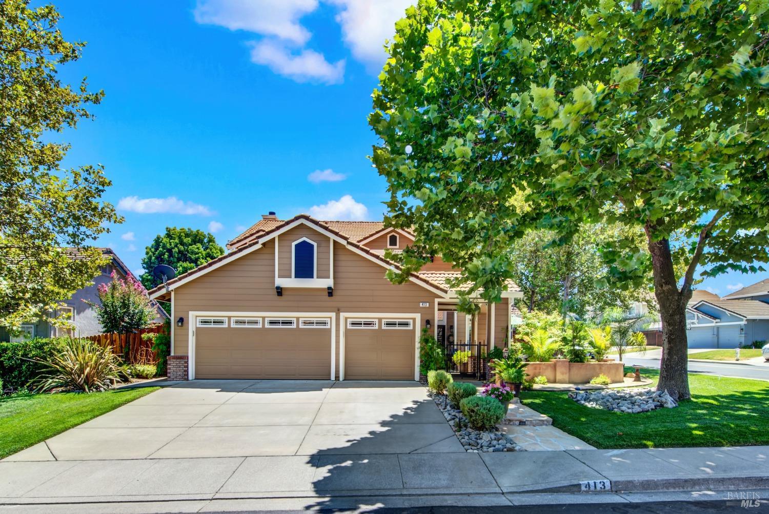 Detail Gallery Image 3 of 87 For 413 Crownpointe Cir, Vacaville,  CA 95687 - 5 Beds | 3 Baths