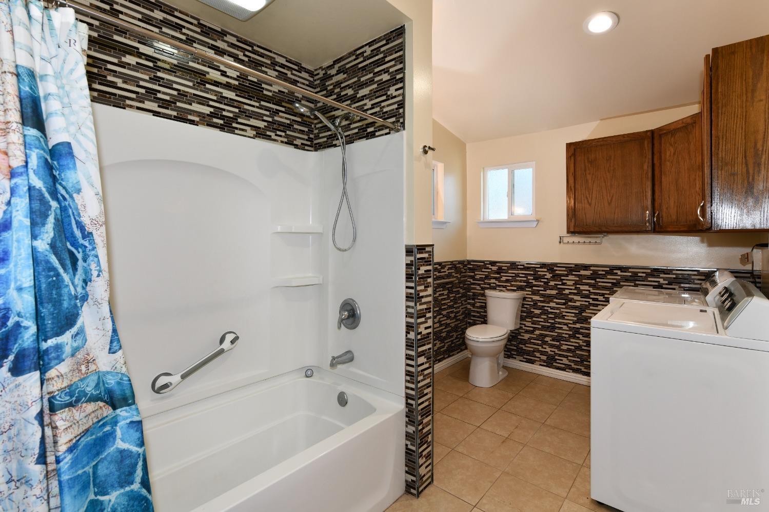 Detail Gallery Image 16 of 29 For 1215 Rutledge Ave, Santa Rosa,  CA 95404 - 4 Beds | 2 Baths