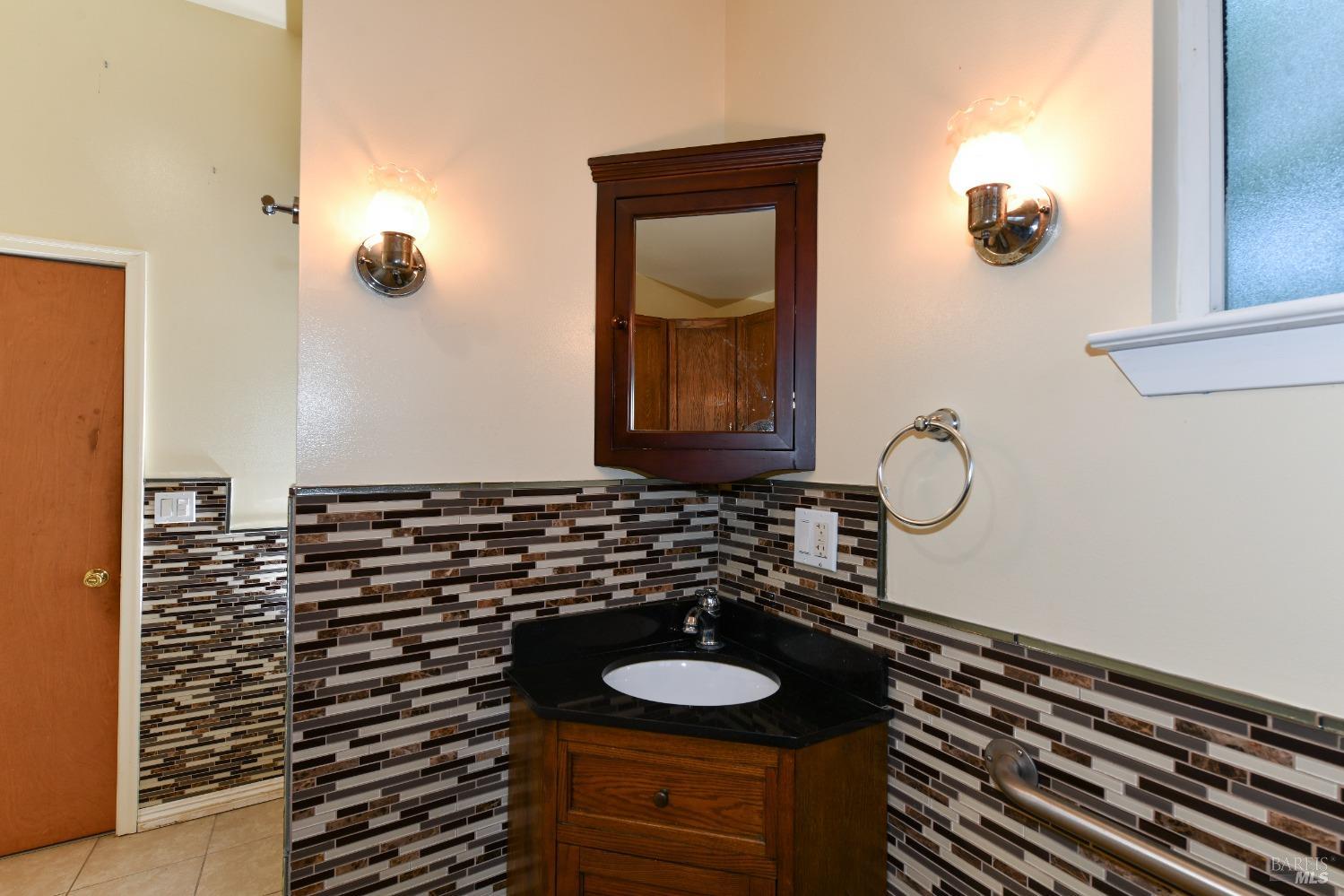 Detail Gallery Image 17 of 29 For 1215 Rutledge Ave, Santa Rosa,  CA 95404 - 4 Beds | 2 Baths