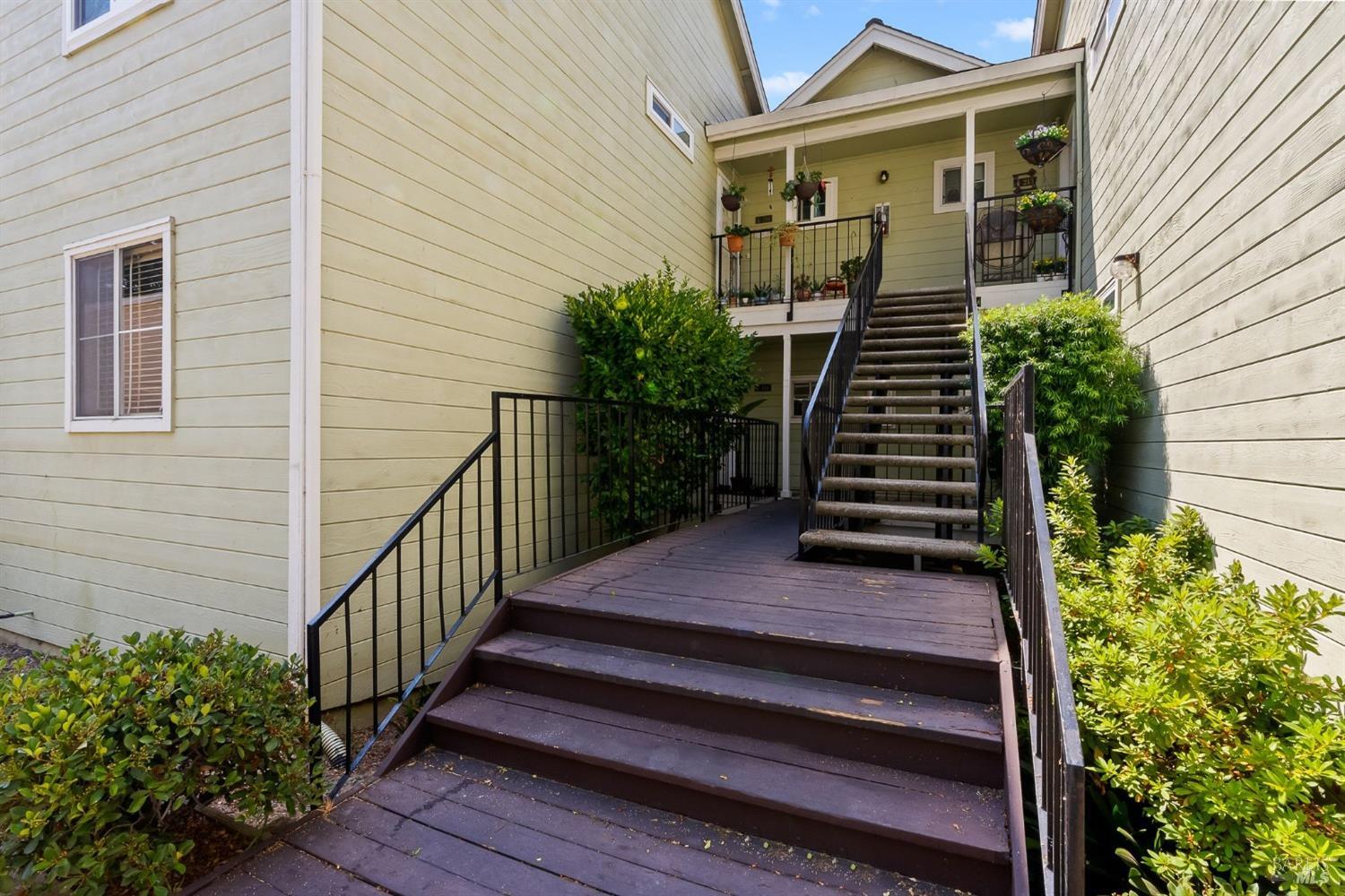 Detail Gallery Image 3 of 34 For 735 Buchanan St #114,  Benicia,  CA 94510 - 2 Beds | 2 Baths