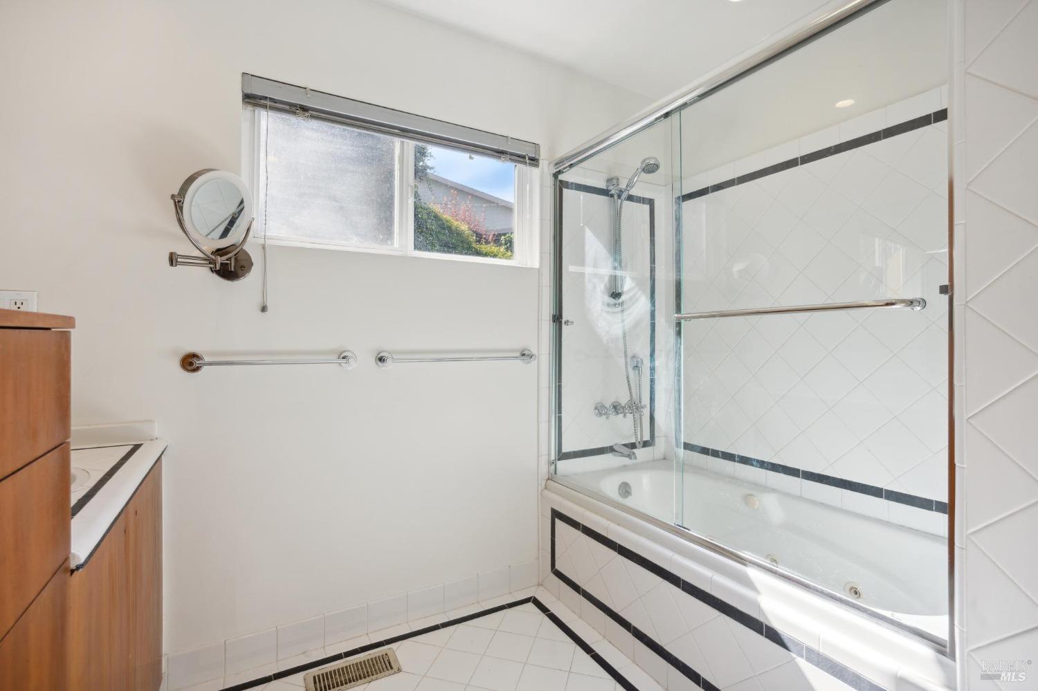 Detail Gallery Image 26 of 45 For 109 Filbert Ave #B,  Sausalito,  CA 94965 - 2 Beds | 2 Baths