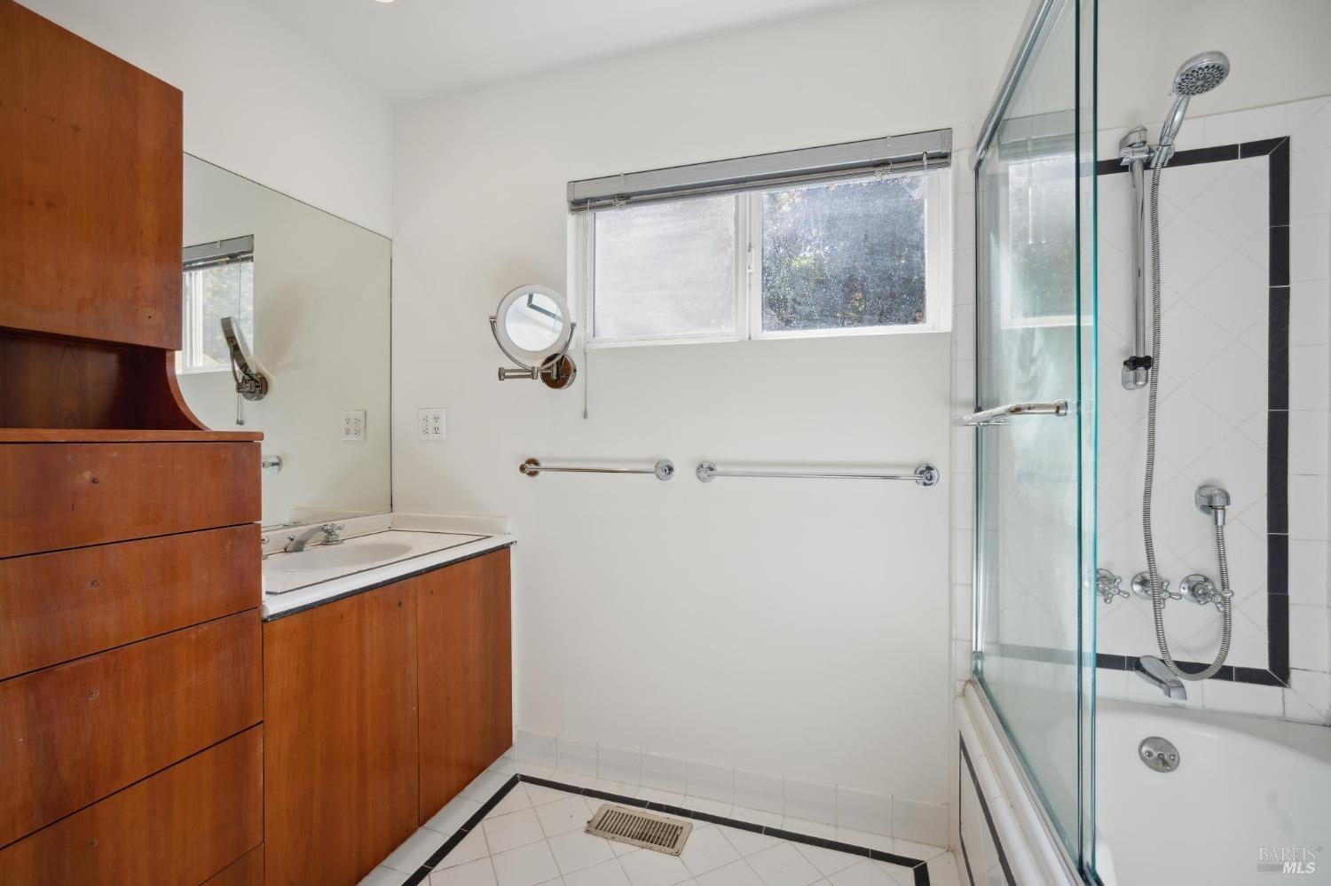 Detail Gallery Image 27 of 45 For 109 Filbert Ave #B,  Sausalito,  CA 94965 - 2 Beds | 2 Baths