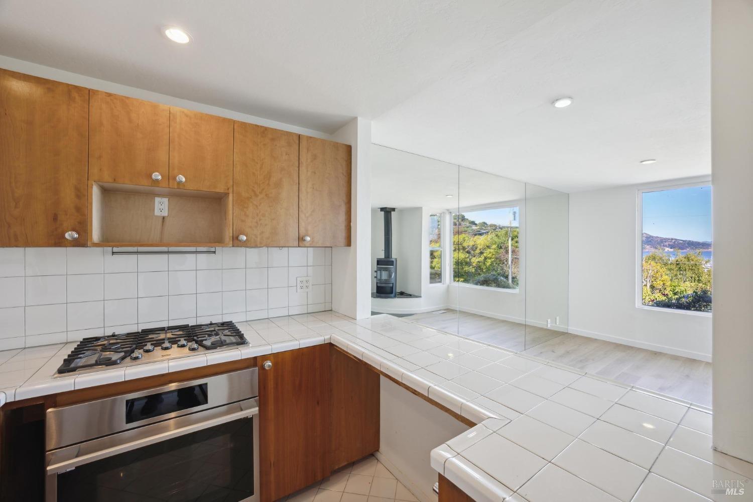 Detail Gallery Image 12 of 45 For 109 Filbert Ave #B,  Sausalito,  CA 94965 - 2 Beds | 2 Baths