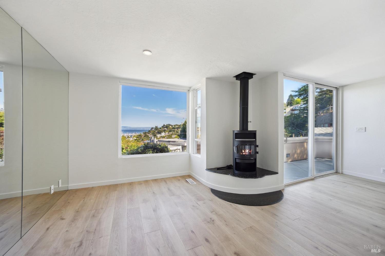 Detail Gallery Image 8 of 45 For 109 Filbert Ave #B,  Sausalito,  CA 94965 - 2 Beds | 2 Baths