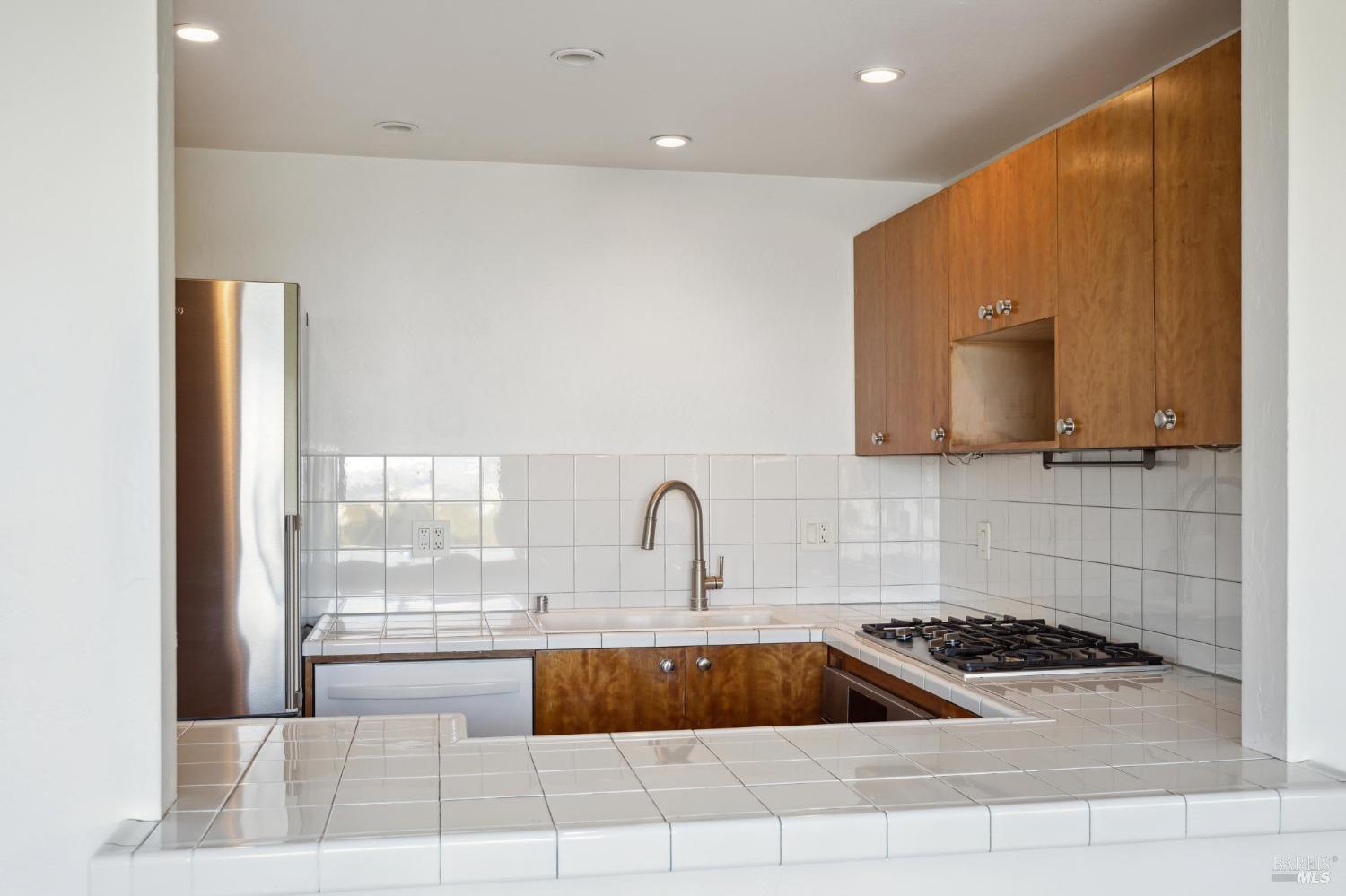 Detail Gallery Image 11 of 45 For 109 Filbert Ave #B,  Sausalito,  CA 94965 - 2 Beds | 2 Baths