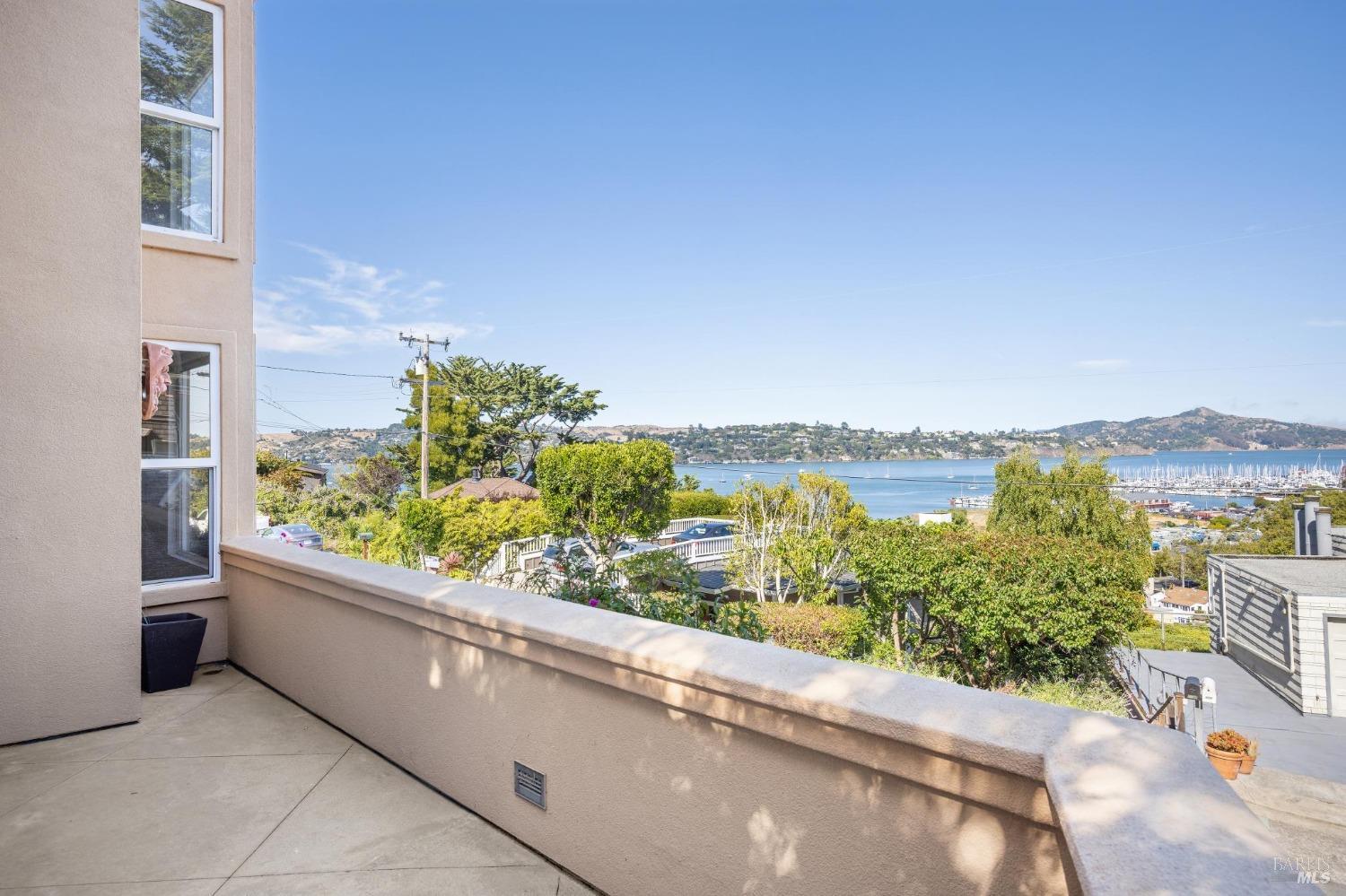 Detail Gallery Image 7 of 45 For 109 Filbert Ave #B,  Sausalito,  CA 94965 - 2 Beds | 2 Baths