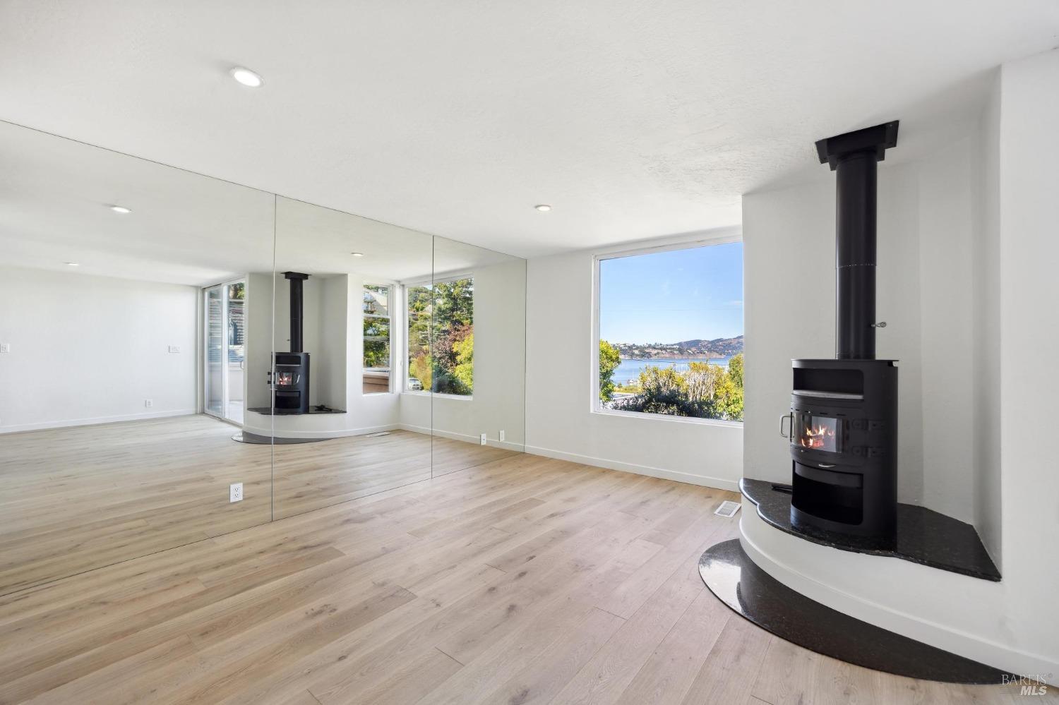 Detail Gallery Image 9 of 45 For 109 Filbert Ave #B,  Sausalito,  CA 94965 - 2 Beds | 2 Baths