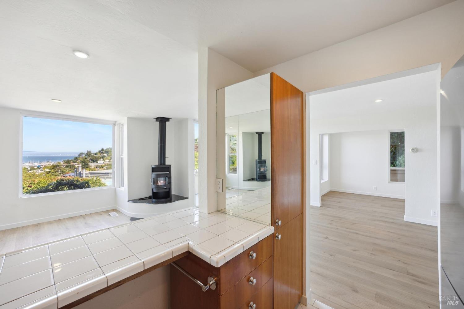 Detail Gallery Image 14 of 45 For 109 Filbert Ave #B,  Sausalito,  CA 94965 - 2 Beds | 2 Baths