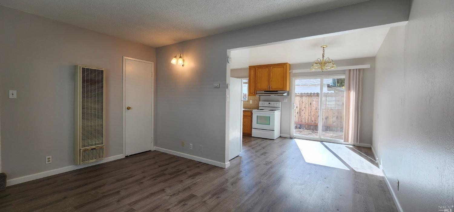 Detail Gallery Image 4 of 5 For 140 Cernon St #2,  Vacaville,  CA 95688 - 2 Beds | 1 Baths