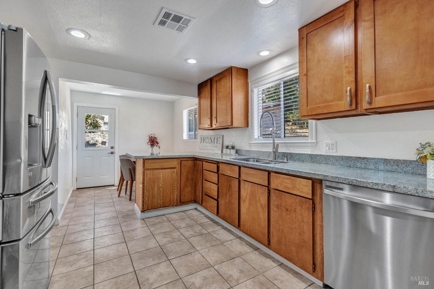 Detail Gallery Image 13 of 44 For 683 Appian Way, El Sobrante,  CA 94803 - 3 Beds | 2 Baths