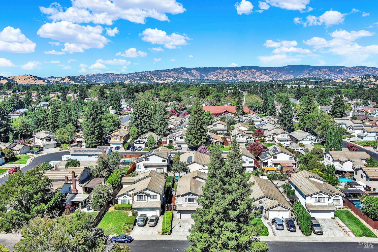 Detail Gallery Image 3 of 61 For 119 Nantucket Cir, Vacaville,  CA 95687 - 5 Beds | 3 Baths