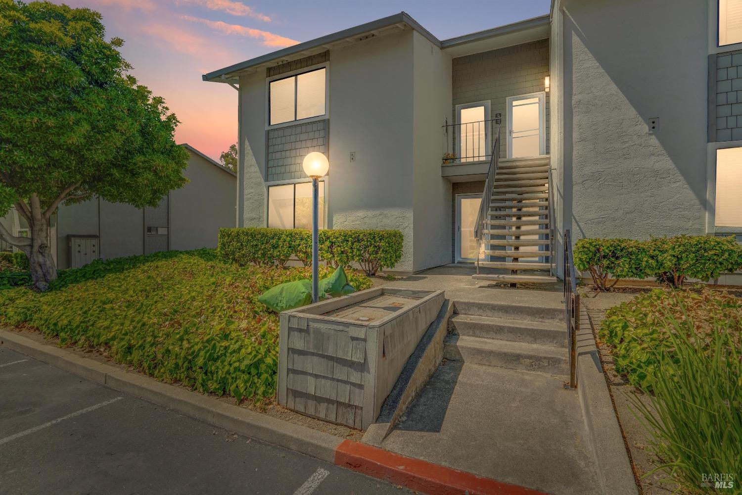 Detail Gallery Image 2 of 25 For 900 Cambridge Dr #11,  Benicia,  CA 94510 - 1 Beds | 1 Baths