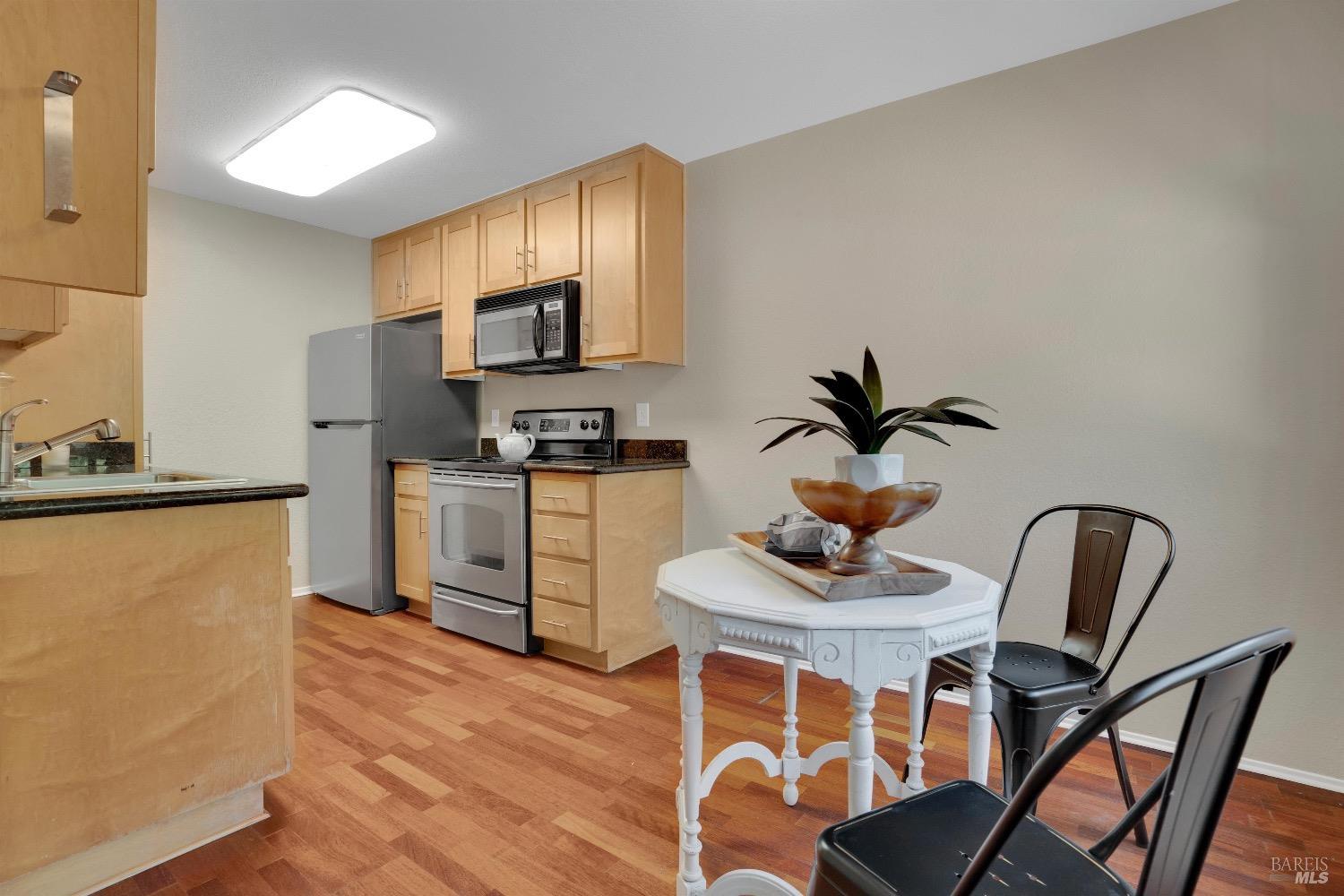 Detail Gallery Image 5 of 25 For 900 Cambridge Dr #11,  Benicia,  CA 94510 - 1 Beds | 1 Baths