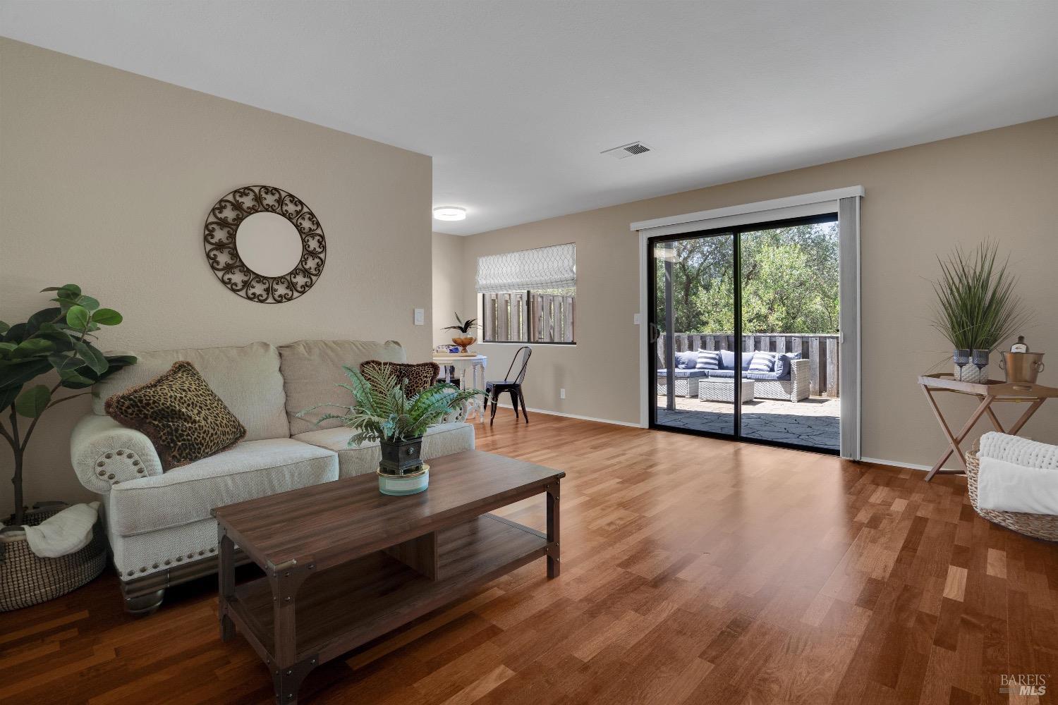 Detail Gallery Image 1 of 25 For 900 Cambridge Dr #11,  Benicia,  CA 94510 - 1 Beds | 1 Baths