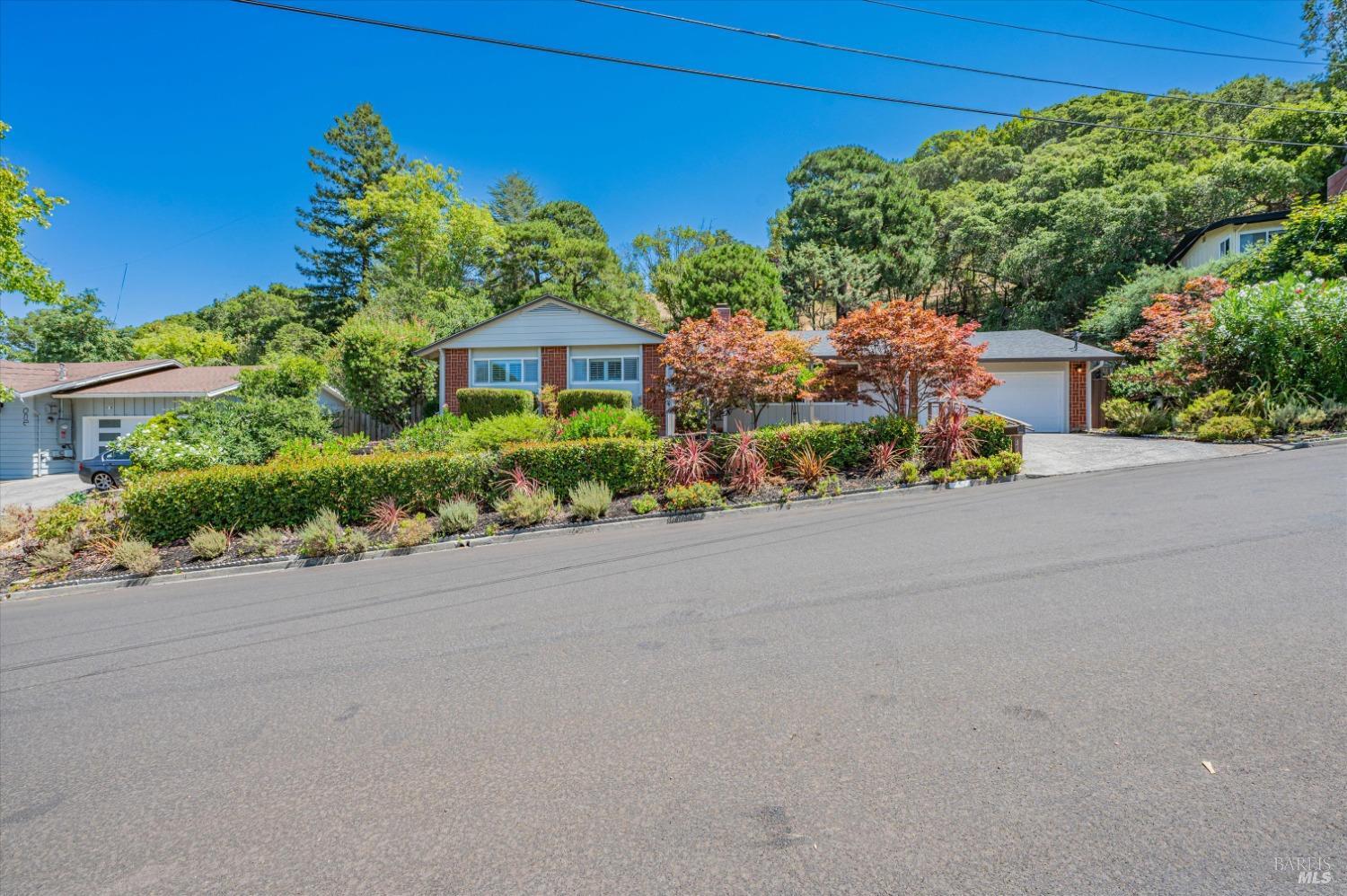 Detail Gallery Image 1 of 1 For 3 Carmel Ct, San Rafael,  CA 94903 - 3 Beds | 2 Baths