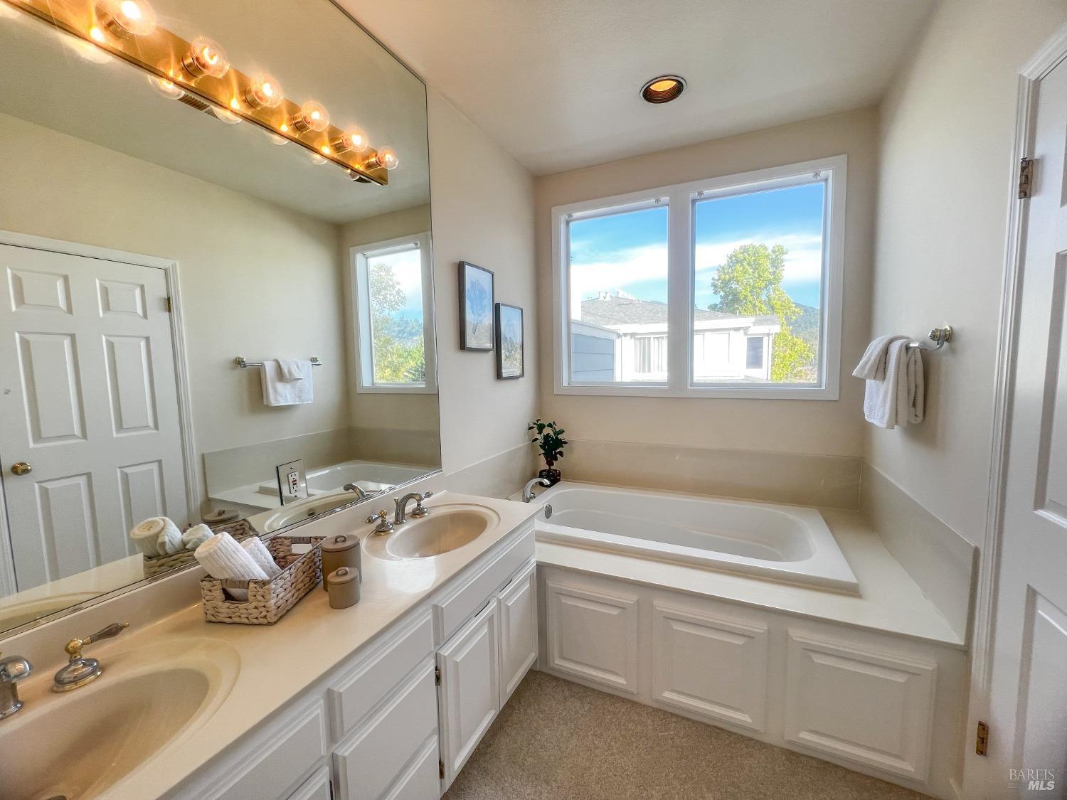 Detail Gallery Image 11 of 28 For 13 Gable Ct, San Rafael,  CA 94903 - 3 Beds | 2 Baths