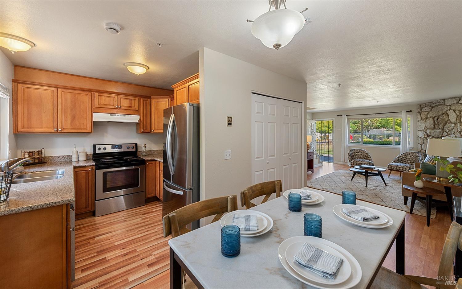 Detail Gallery Image 6 of 11 For 1033 Golf Course Dr, Rohnert Park,  CA 94928 - 3 Beds | 1/1 Baths