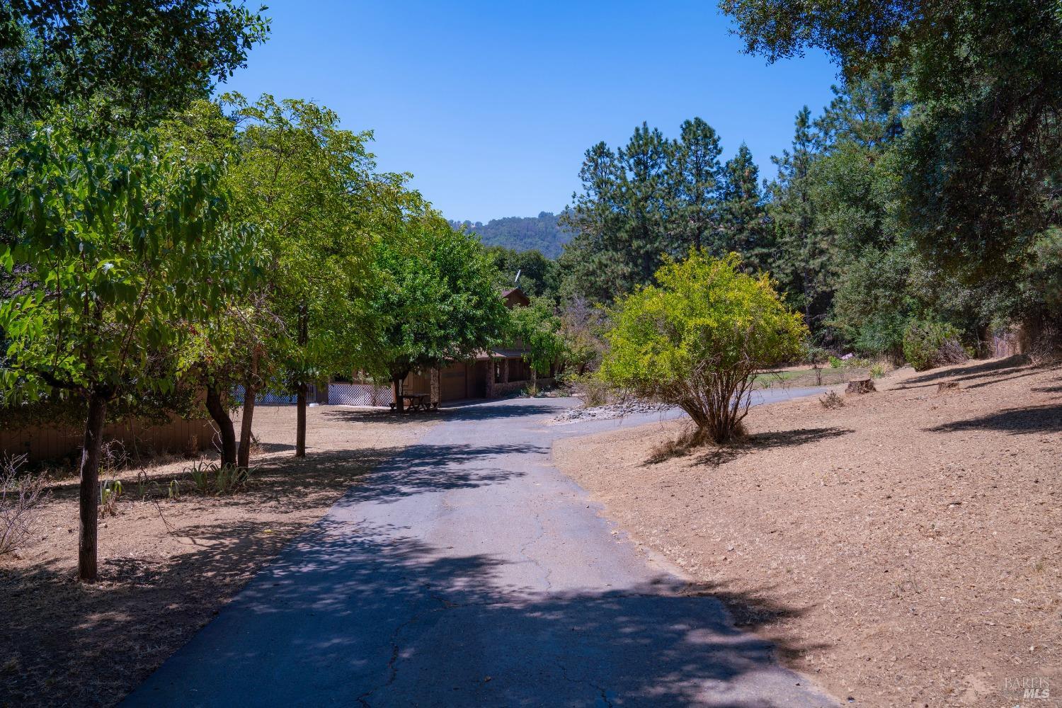 Detail Gallery Image 5 of 51 For 2010 Park Creek Ln, Ukiah,  CA 95482 - 3 Beds | 2/1 Baths