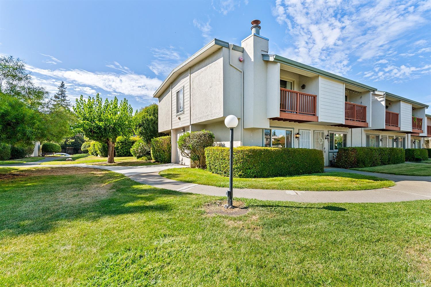 Detail Gallery Image 1 of 11 For 1033 Golf Course Dr, Rohnert Park,  CA 94928 - 3 Beds | 1/1 Baths