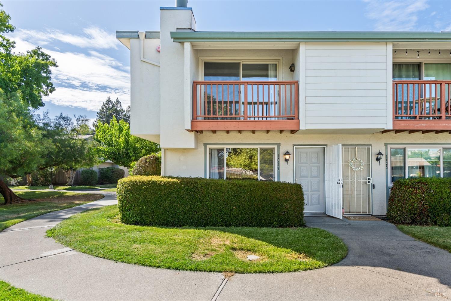 Detail Gallery Image 2 of 11 For 1033 Golf Course Dr, Rohnert Park,  CA 94928 - 3 Beds | 1/1 Baths