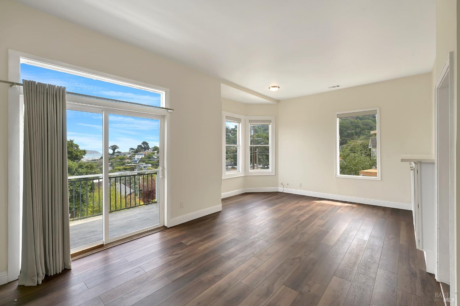 Detail Gallery Image 13 of 24 For 207 Woodward Ave #UPPER,  Sausalito,  CA 94965 - 3 Beds | 2 Baths