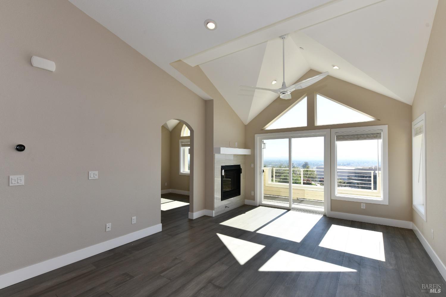 Detail Gallery Image 9 of 47 For 2051 Stonefield Ln, Santa Rosa,  CA 95403 - 3 Beds | 2/1 Baths