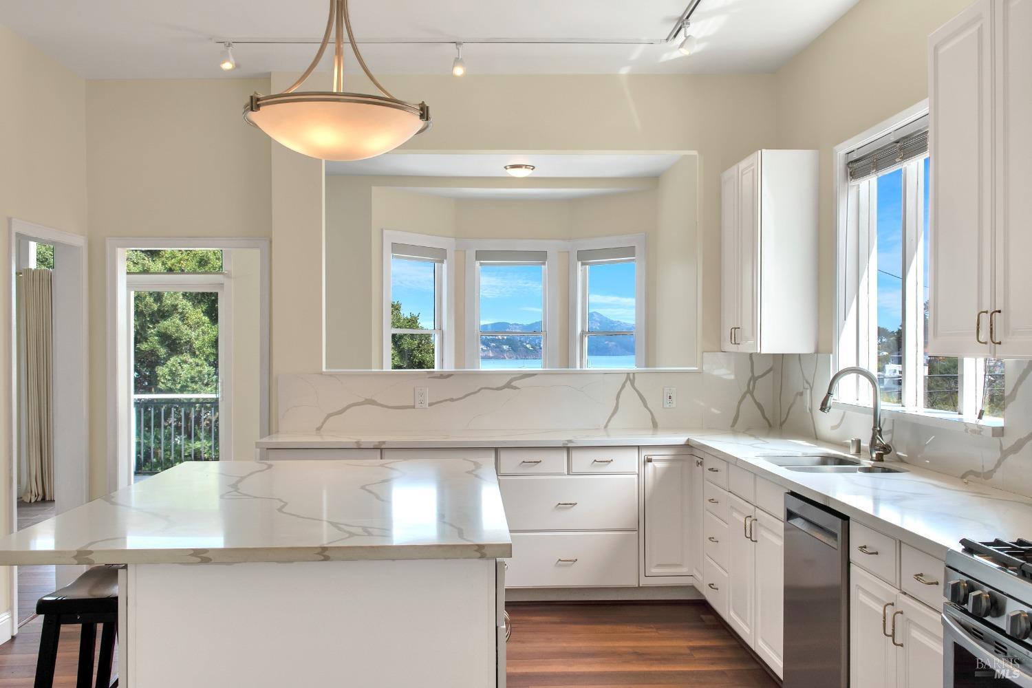 Detail Gallery Image 8 of 24 For 207 Woodward Ave #UPPER,  Sausalito,  CA 94965 - 3 Beds | 2 Baths