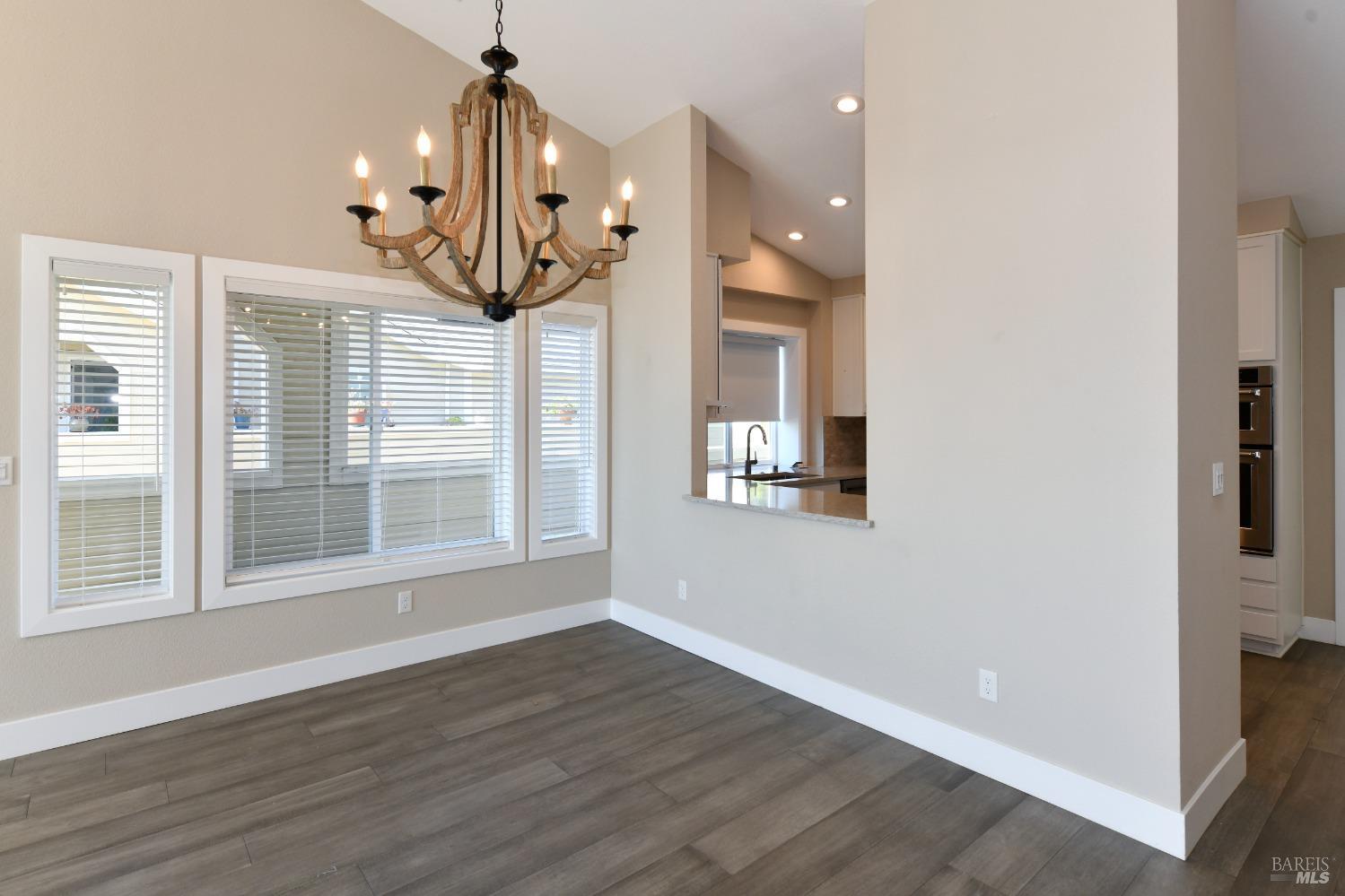 Detail Gallery Image 15 of 47 For 2051 Stonefield Ln, Santa Rosa,  CA 95403 - 3 Beds | 2/1 Baths