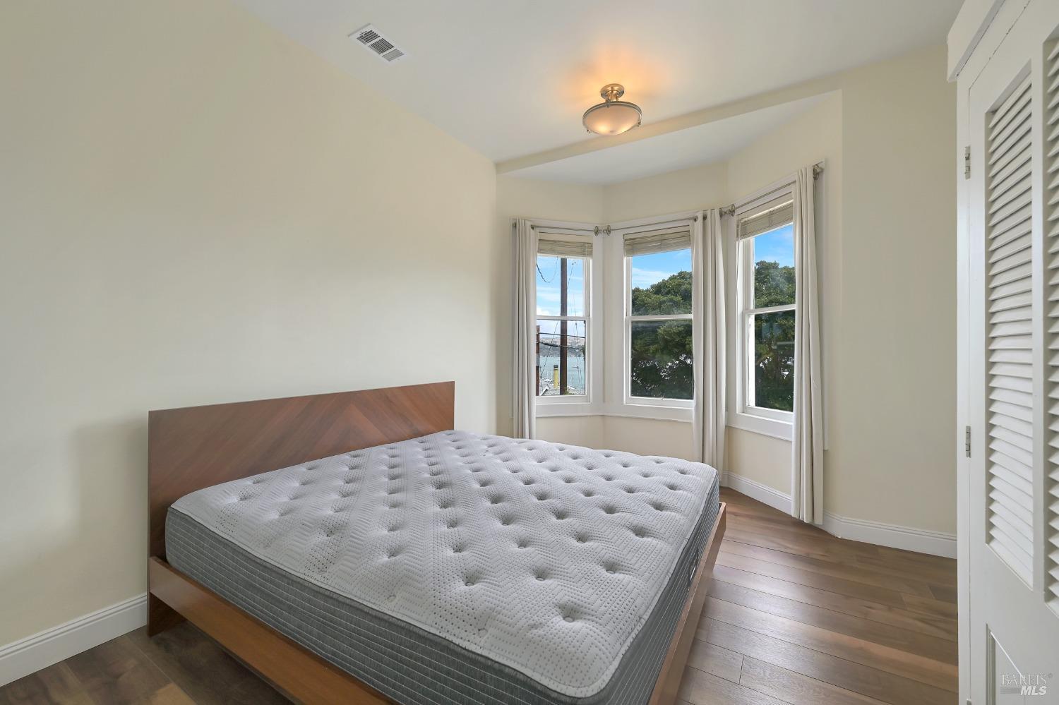 Detail Gallery Image 16 of 24 For 207 Woodward Ave #UPPER,  Sausalito,  CA 94965 - 3 Beds | 2 Baths