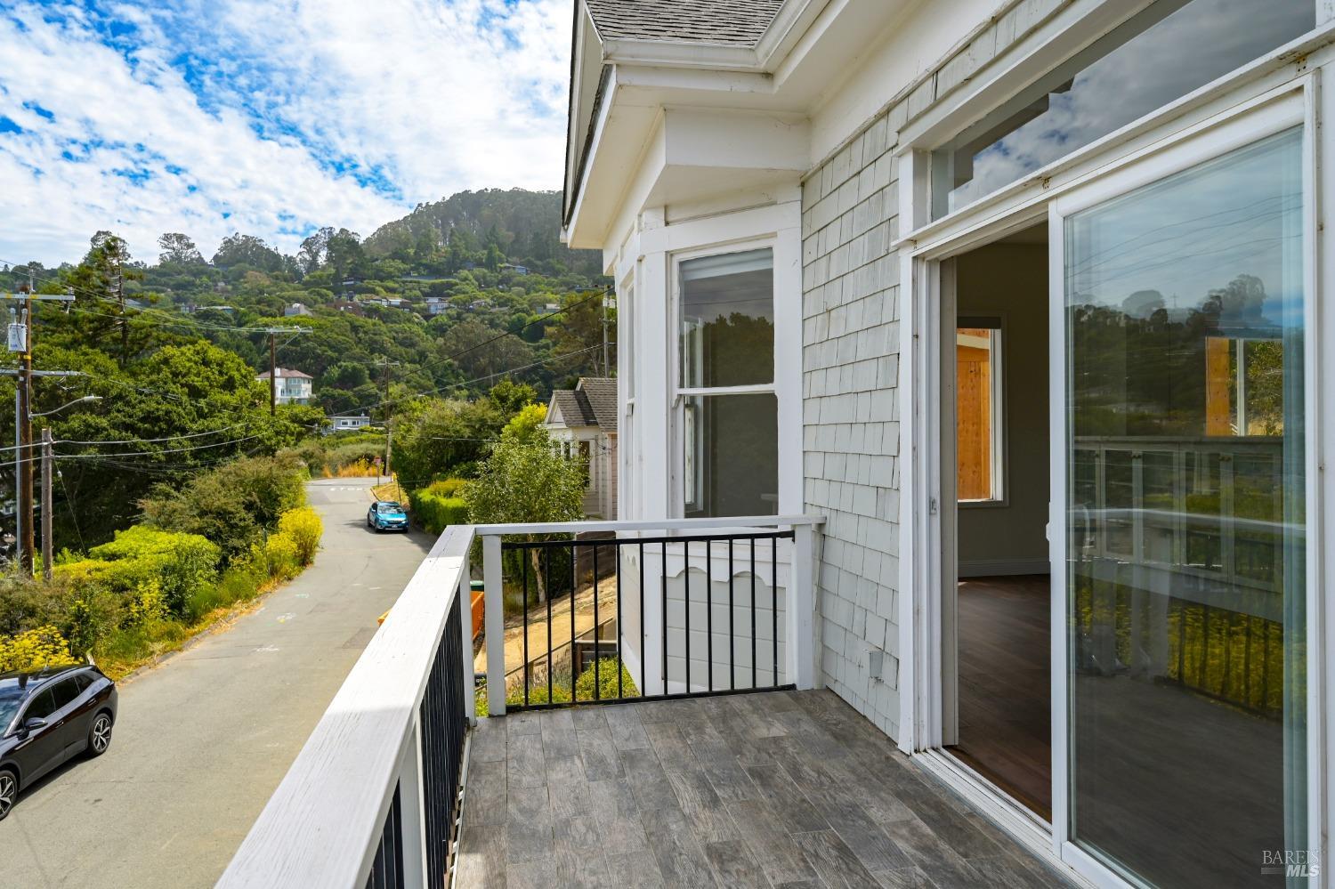 Detail Gallery Image 11 of 24 For 207 Woodward Ave #UPPER,  Sausalito,  CA 94965 - 3 Beds | 2 Baths