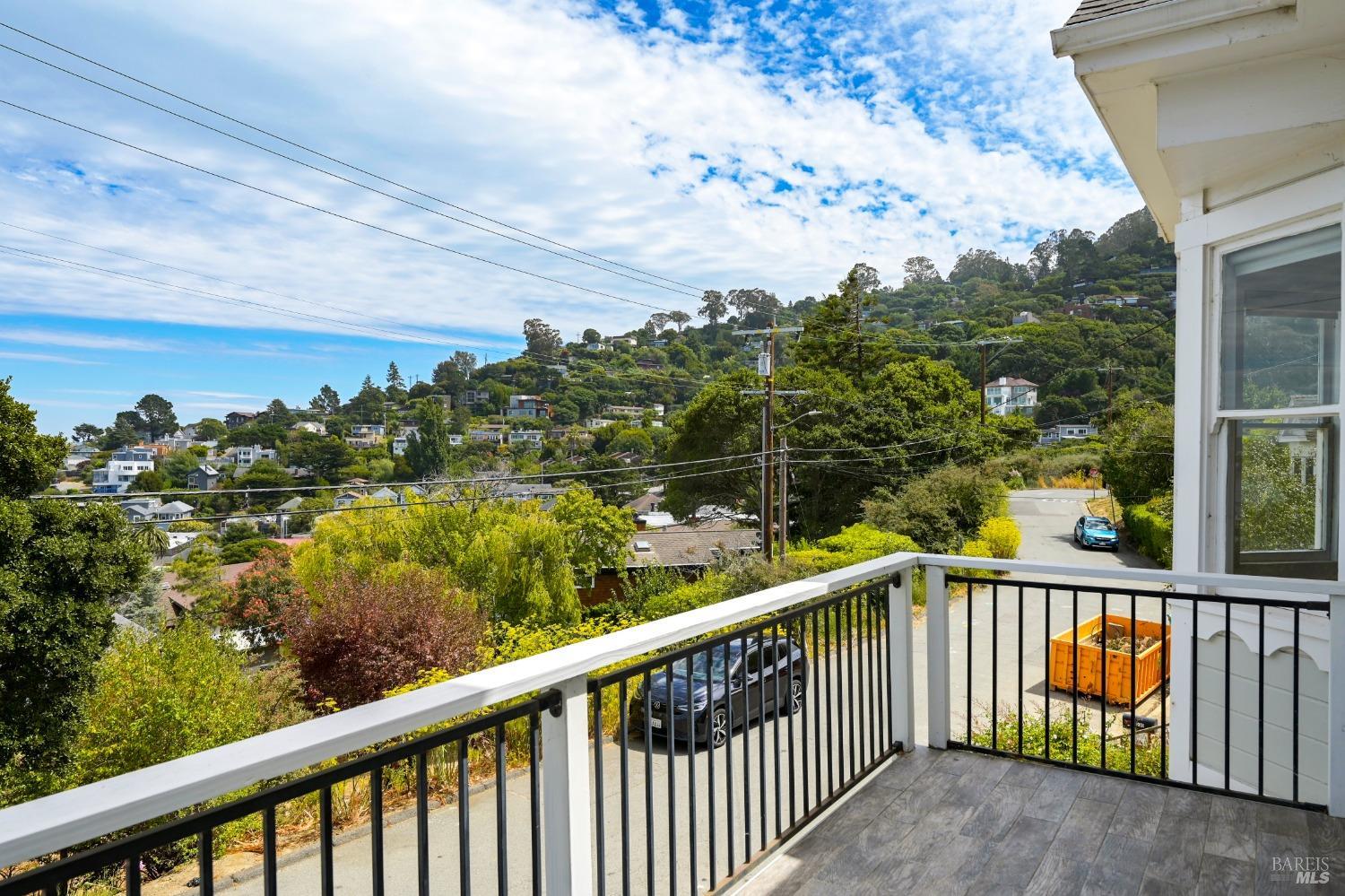 Detail Gallery Image 12 of 24 For 207 Woodward Ave #UPPER,  Sausalito,  CA 94965 - 3 Beds | 2 Baths