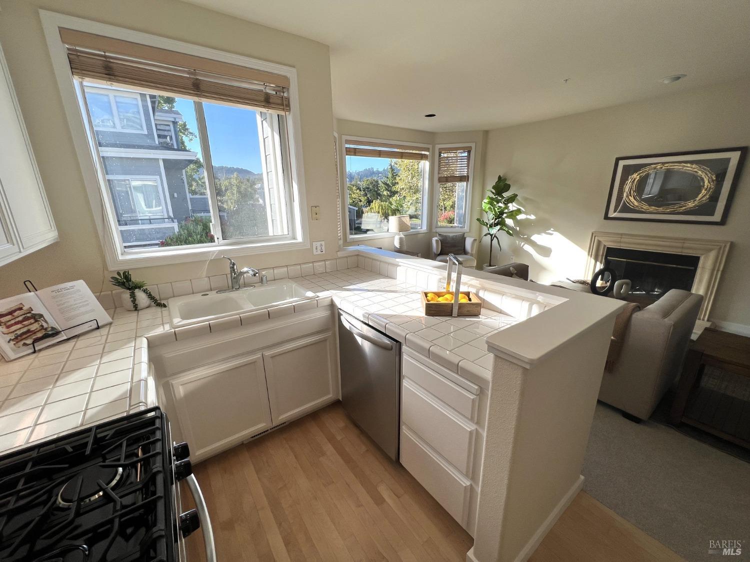 Detail Gallery Image 4 of 28 For 13 Gable Ct, San Rafael,  CA 94903 - 3 Beds | 2 Baths