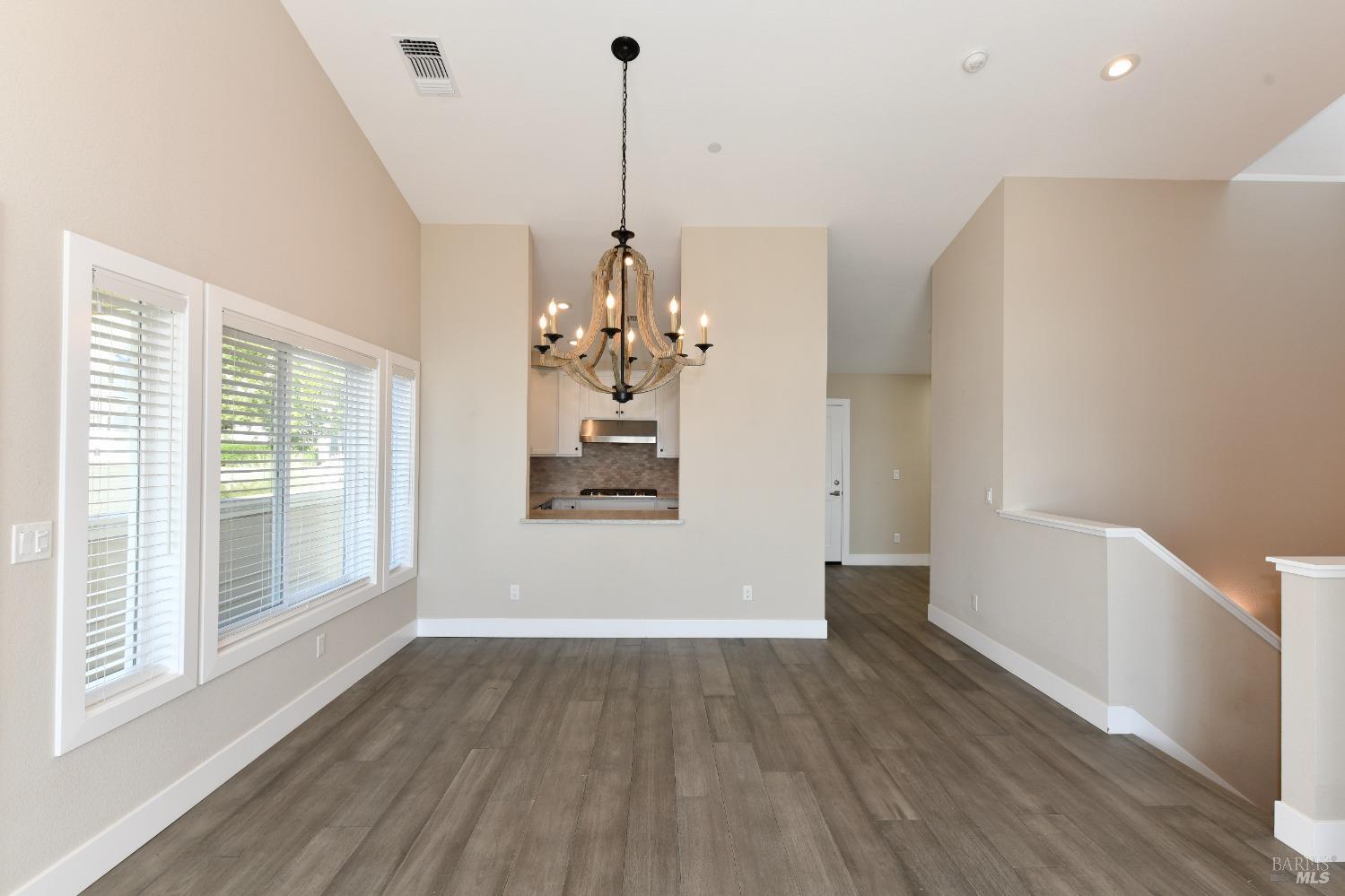 Detail Gallery Image 13 of 47 For 2051 Stonefield Ln, Santa Rosa,  CA 95403 - 3 Beds | 2/1 Baths