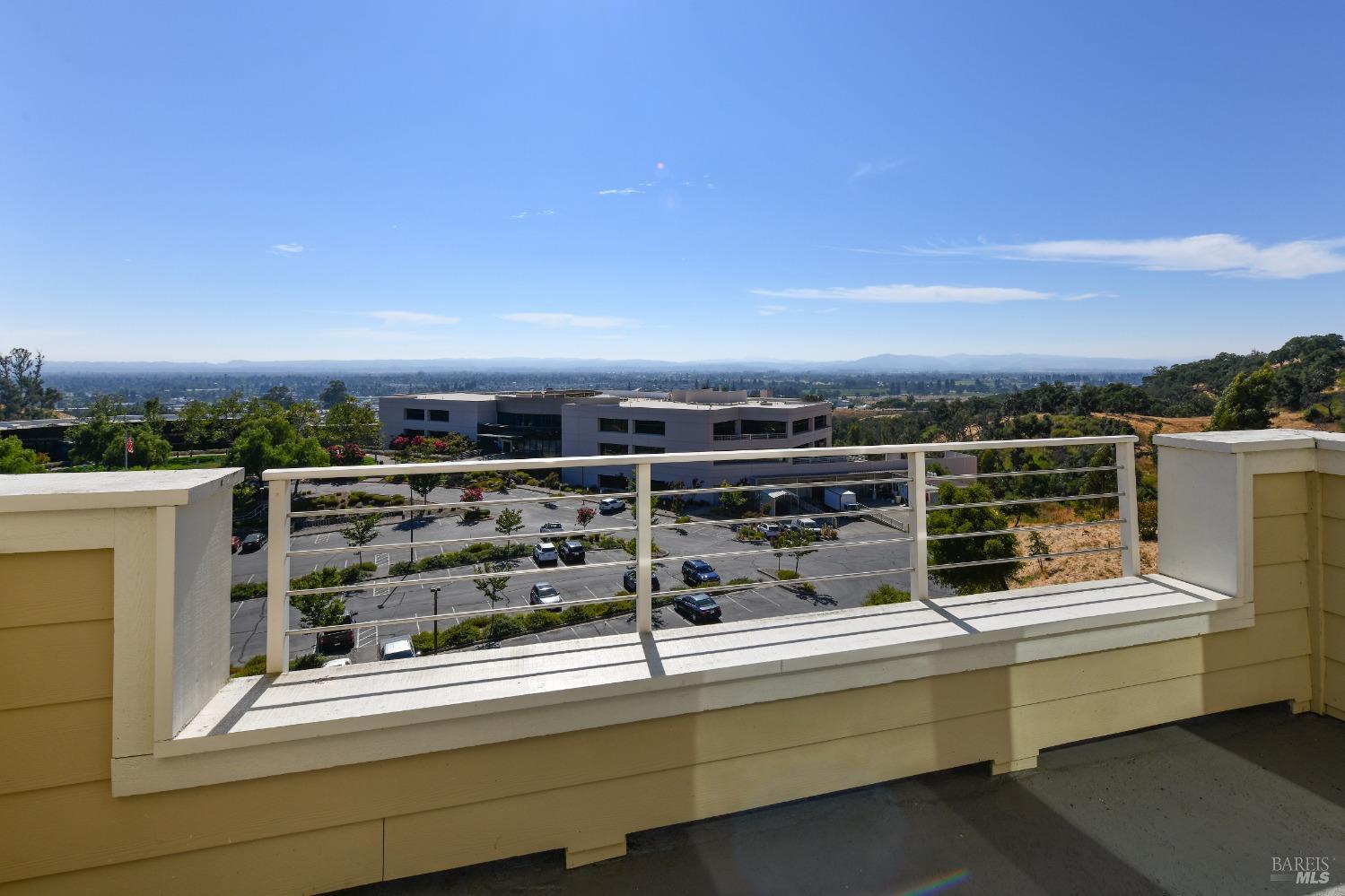 Detail Gallery Image 3 of 47 For 2051 Stonefield Ln, Santa Rosa,  CA 95403 - 3 Beds | 2/1 Baths