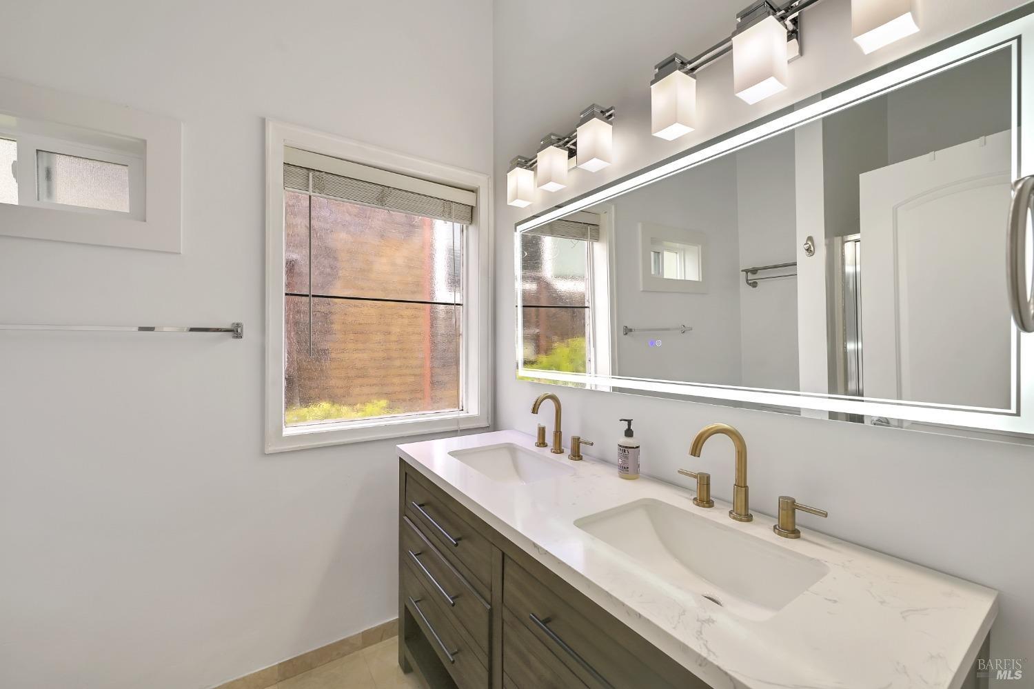 Detail Gallery Image 21 of 24 For 207 Woodward Ave #UPPER,  Sausalito,  CA 94965 - 3 Beds | 2 Baths