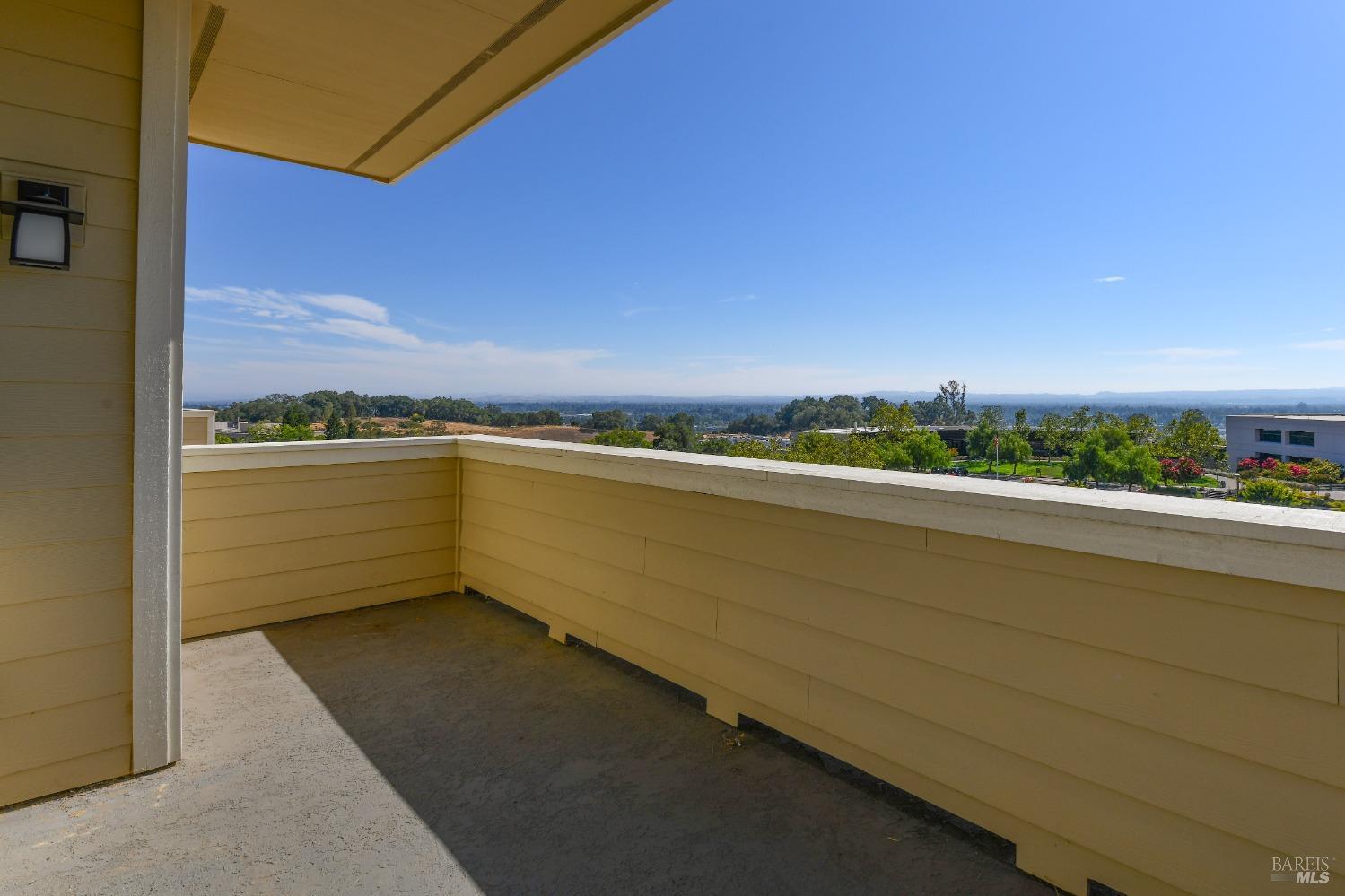 Detail Gallery Image 5 of 47 For 2051 Stonefield Ln, Santa Rosa,  CA 95403 - 3 Beds | 2/1 Baths