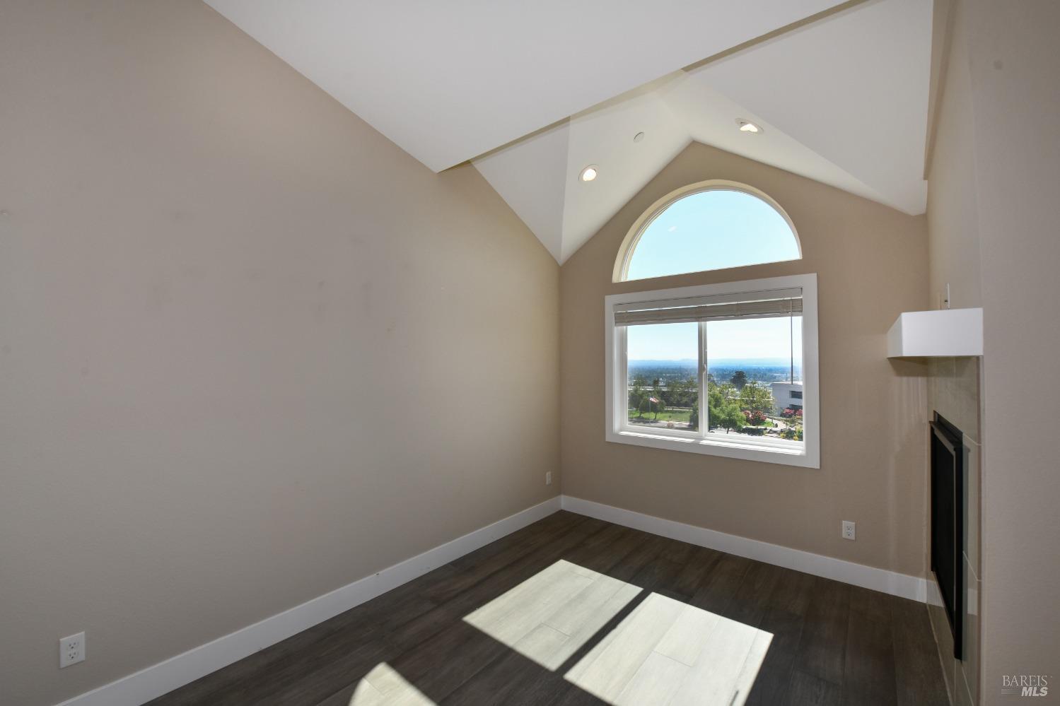 Detail Gallery Image 10 of 47 For 2051 Stonefield Ln, Santa Rosa,  CA 95403 - 3 Beds | 2/1 Baths