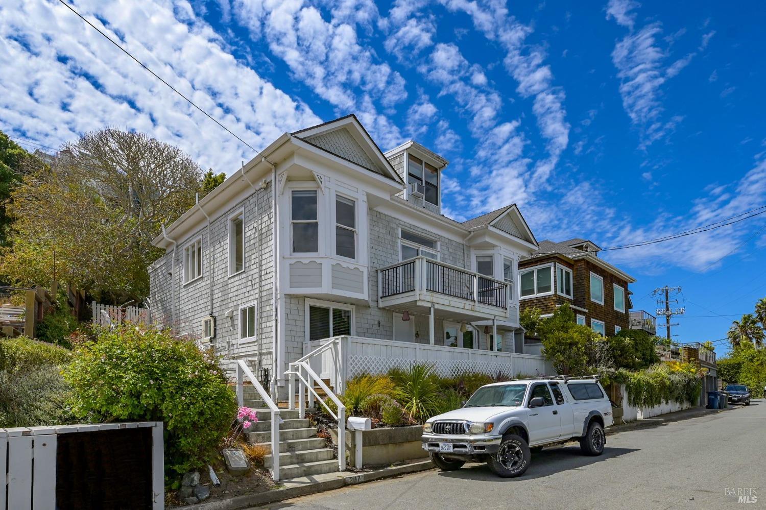 Detail Gallery Image 10 of 24 For 207 Woodward Ave #UPPER,  Sausalito,  CA 94965 - 3 Beds | 2 Baths