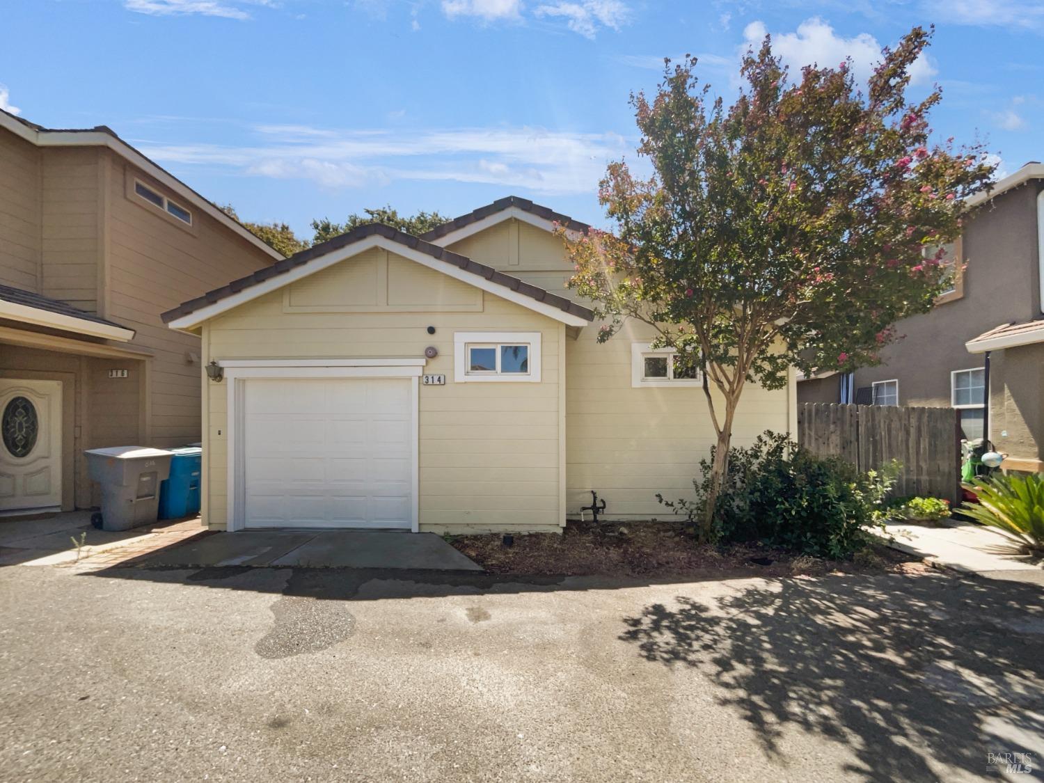 Detail Gallery Image 1 of 16 For 314 Vazquez Ct, Dixon,  CA 95620 - 2 Beds | 2 Baths