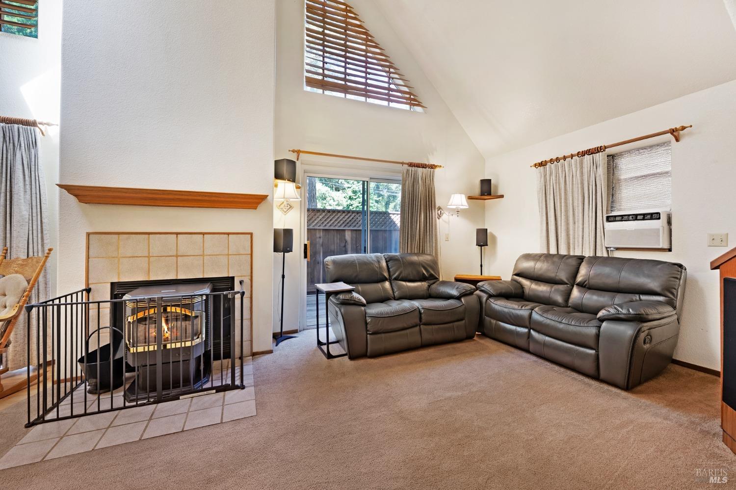 Detail Gallery Image 8 of 34 For 14529 Canyon 2 Rd, Guerneville,  CA 95446 - 3 Beds | 2 Baths