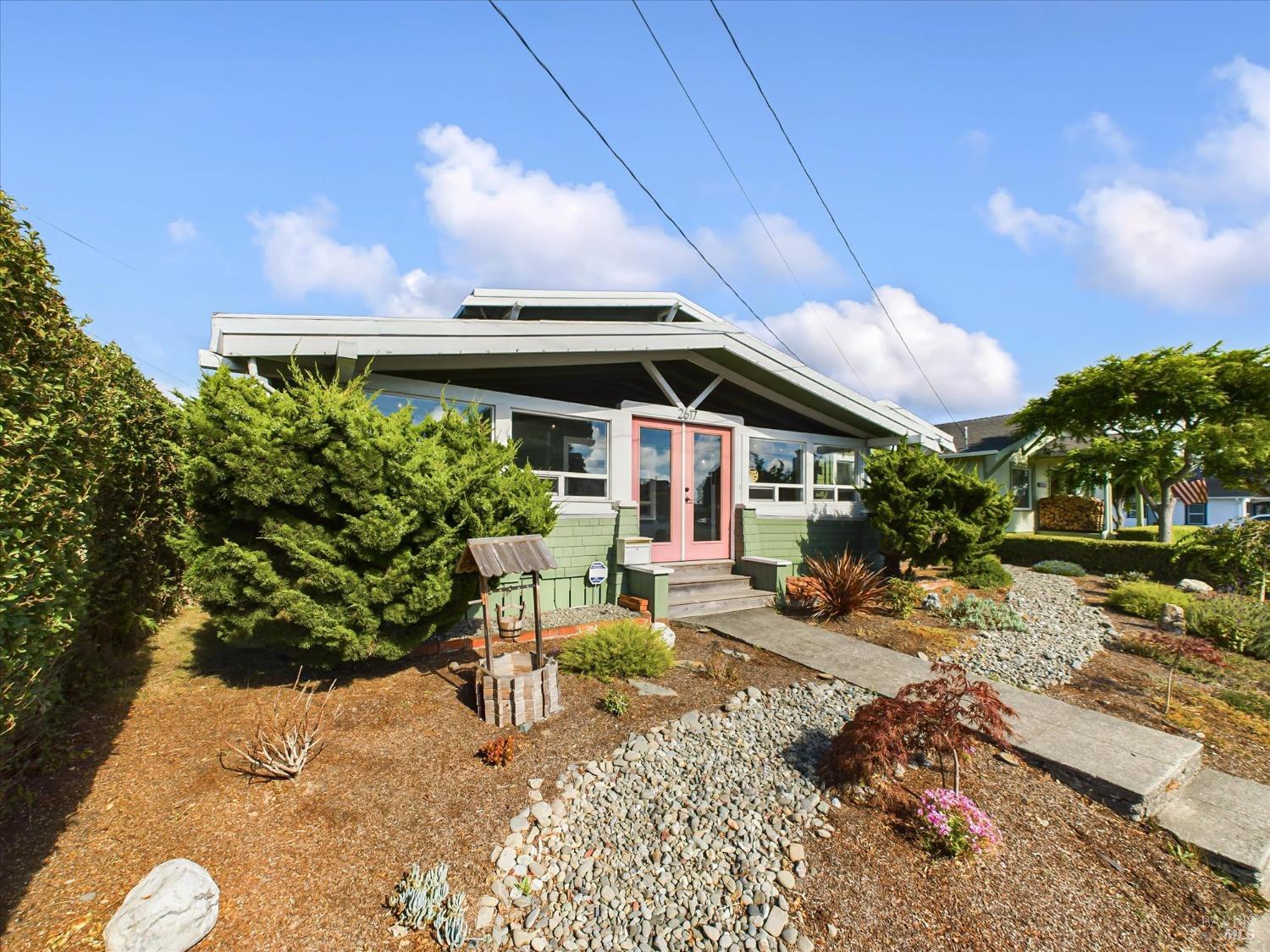 Detail Gallery Image 1 of 1 For 2617 I St, Eureka,  CA 95501 - 5 Beds | 2 Baths