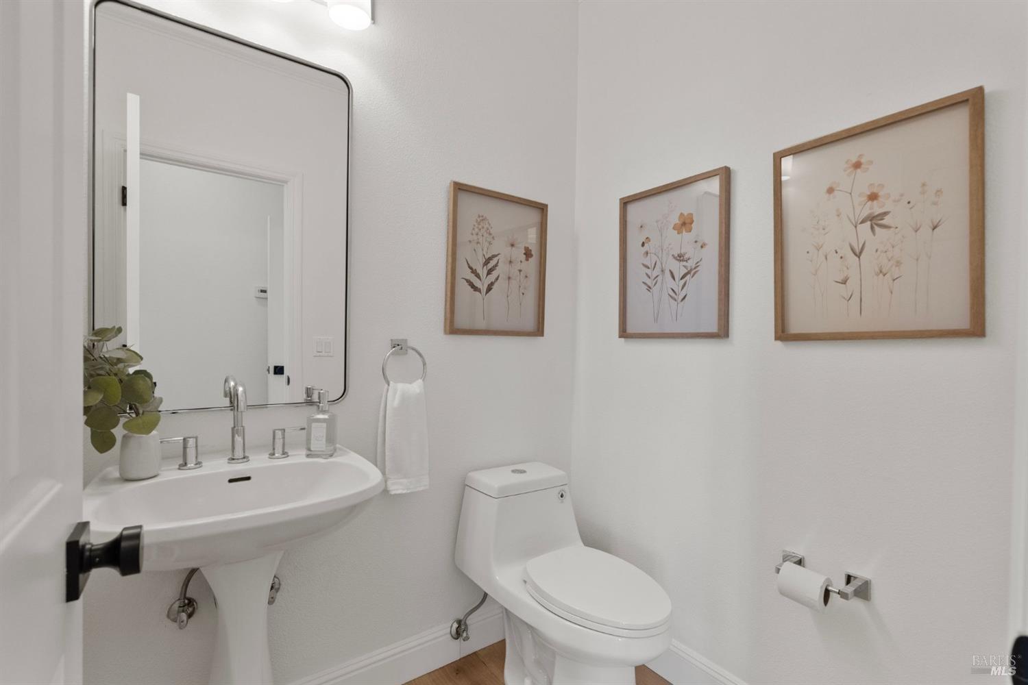 Detail Gallery Image 12 of 57 For 25 Red Rock Way, San Rafael,  CA 94903 - 3 Beds | 2/1 Baths