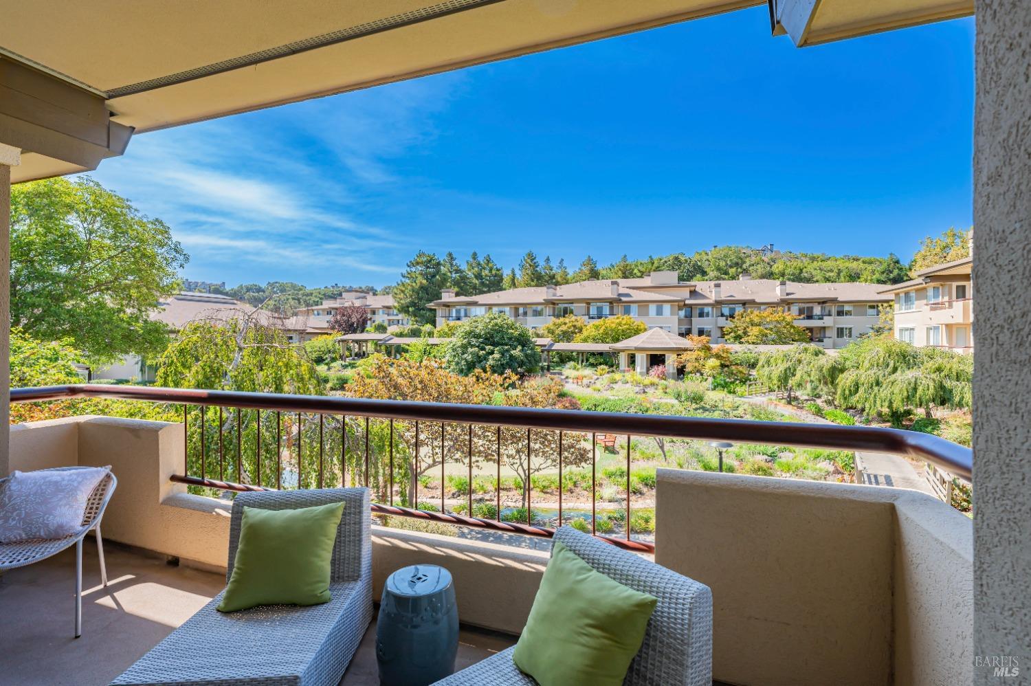 Detail Gallery Image 8 of 17 For 300 Deer Valley Rd 3k,  San Rafael,  CA 94903 - 2 Beds | 2 Baths