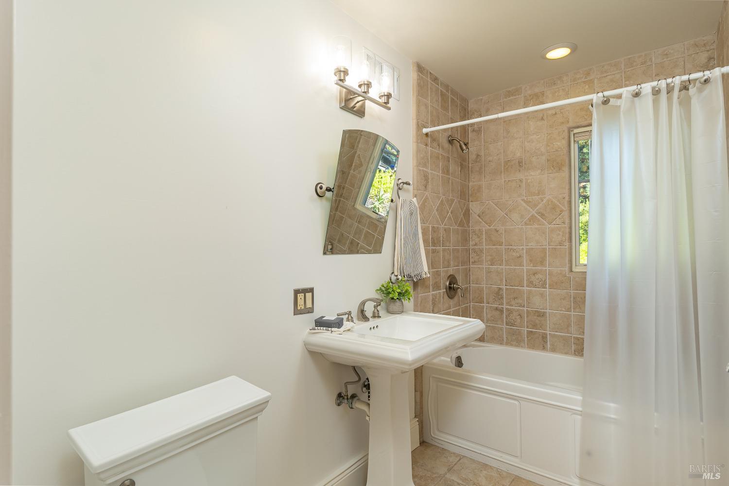 Detail Gallery Image 38 of 59 For 247 Reed Blvd, Mill Valley,  CA 94941 - 5 Beds | 4/1 Baths