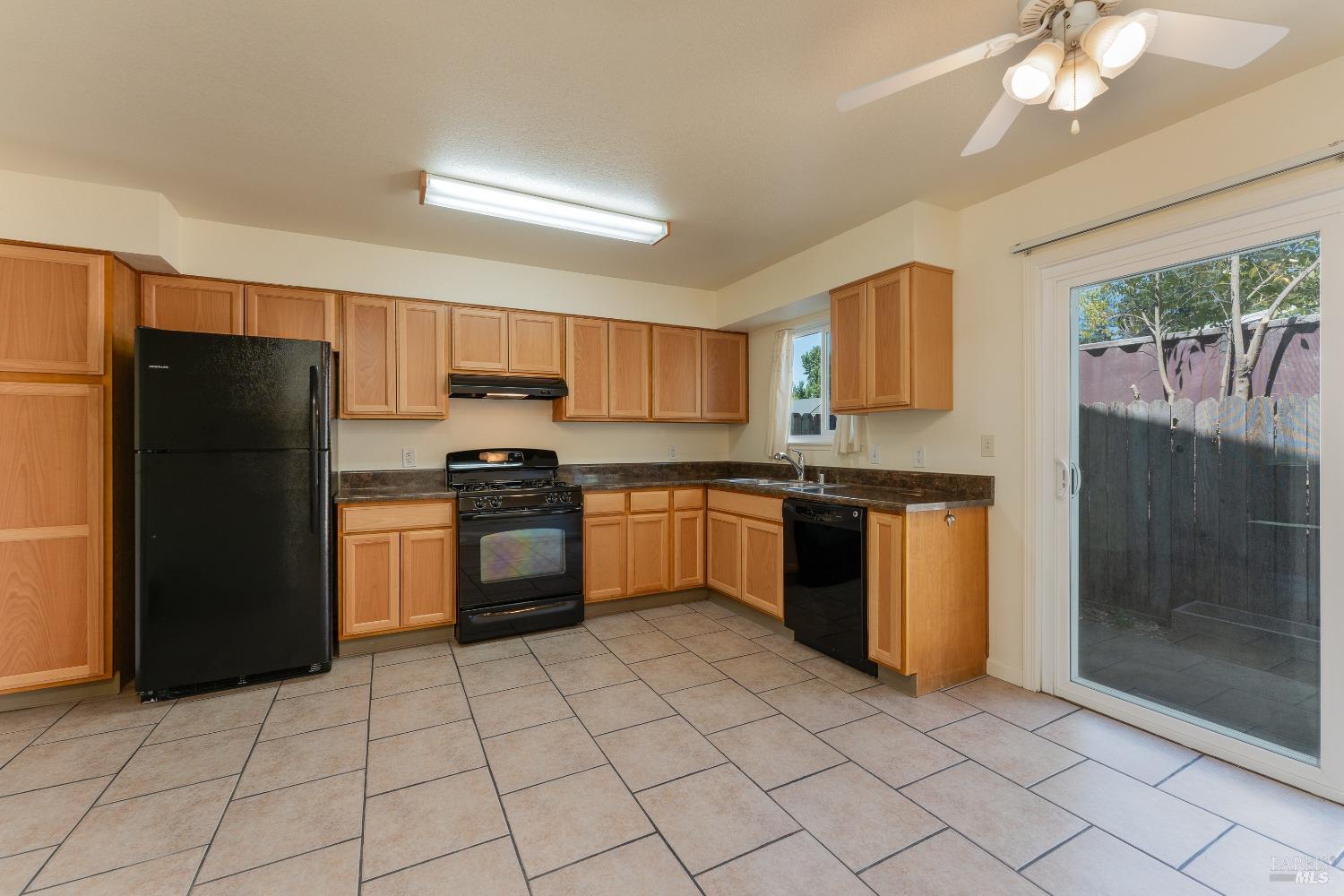 Detail Gallery Image 6 of 17 For 211 Main Cir, Ukiah,  CA 95482 - 2 Beds | 2 Baths