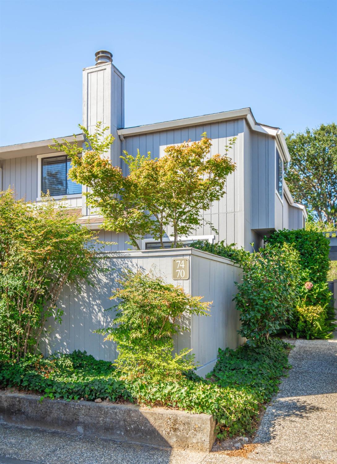 Detail Gallery Image 2 of 35 For 70 Scottsdale Way, Novato,  CA 94947 - 2 Beds | 1/1 Baths