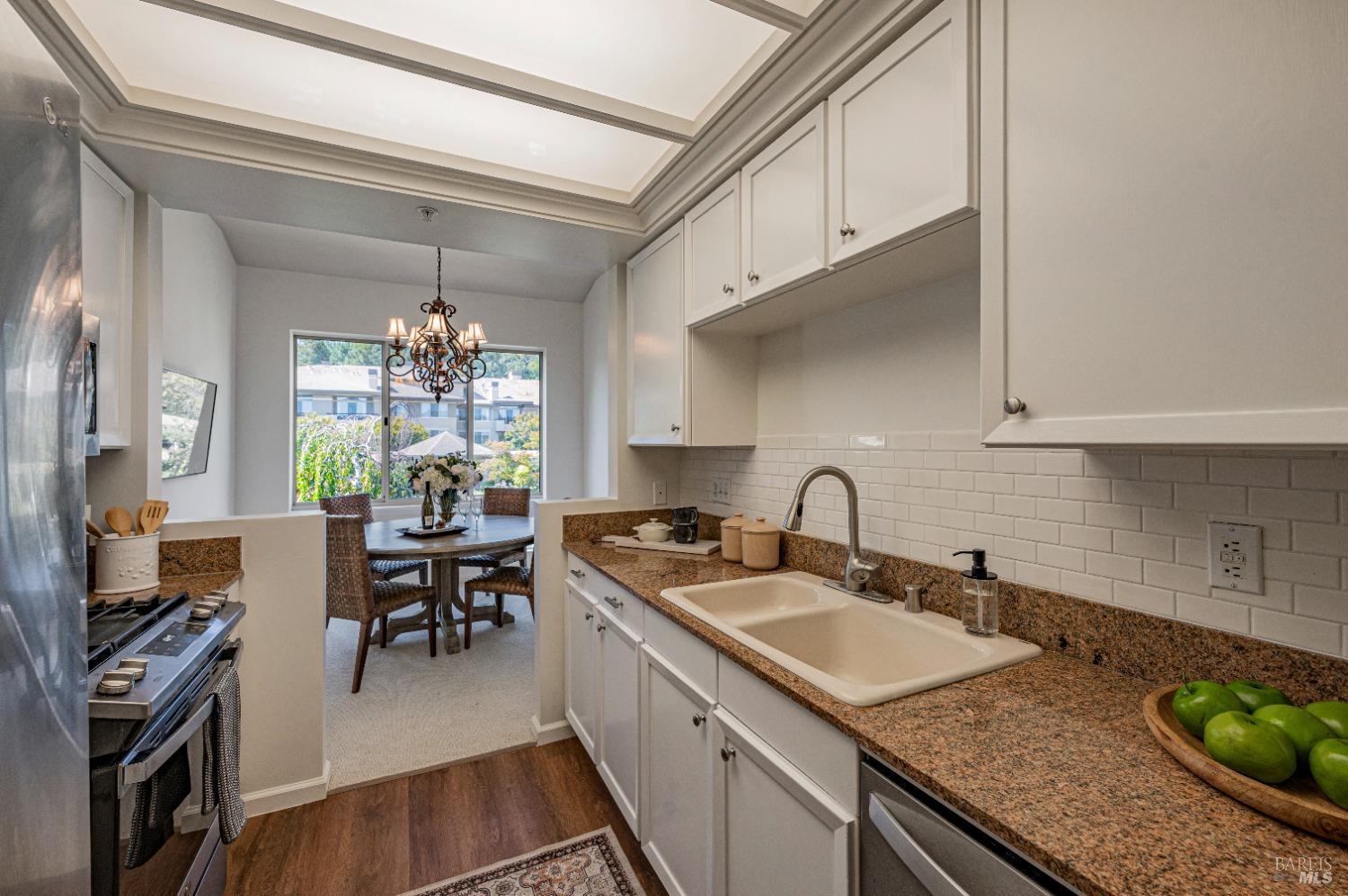 Detail Gallery Image 5 of 17 For 300 Deer Valley Rd 3k,  San Rafael,  CA 94903 - 2 Beds | 2 Baths