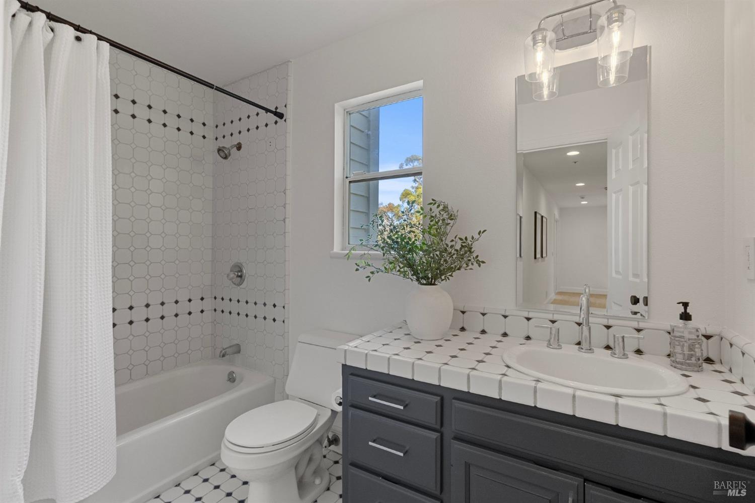 Detail Gallery Image 38 of 57 For 25 Red Rock Way, San Rafael,  CA 94903 - 3 Beds | 2/1 Baths