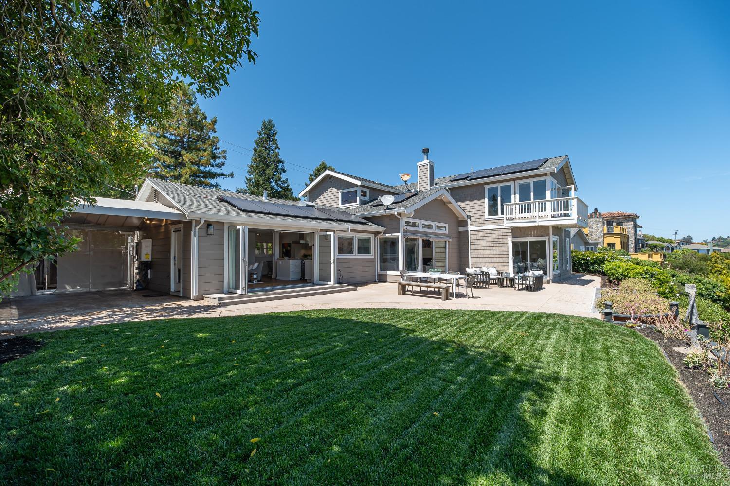 Detail Gallery Image 2 of 59 For 247 Reed Blvd, Mill Valley,  CA 94941 - 5 Beds | 4/1 Baths